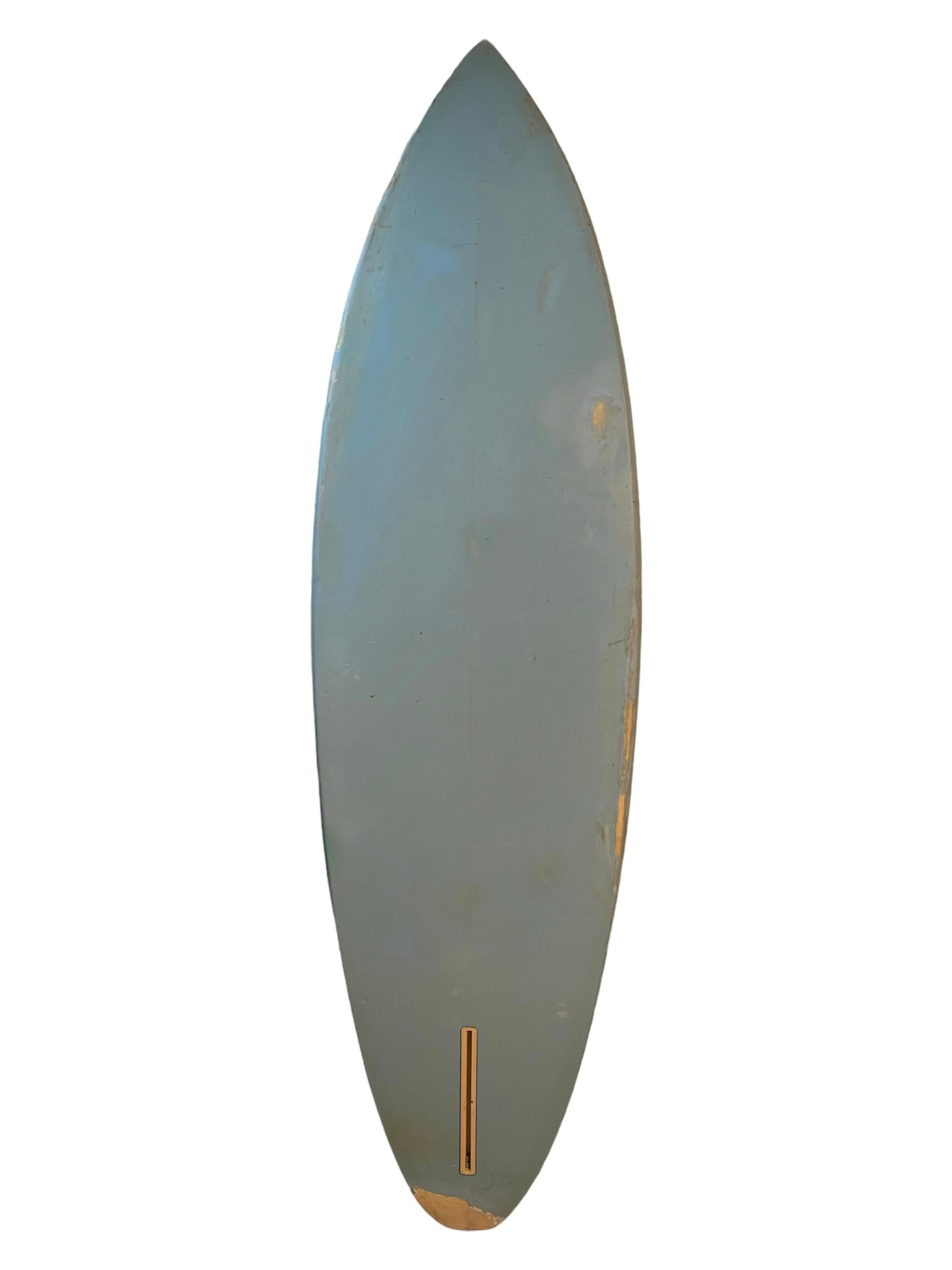 Vintage 1970s Ocean Pacific (Op) Welle Wandbild Surfbrett. Atemberaubendes Airbrush-Kunstwerk, das ein nächtliches Wellen-Wandbild darstellt. Abgerundetes Design in Form eines Pintails. Ein schönes Beispiel für ein originales Airbrush-Kunstwerk auf