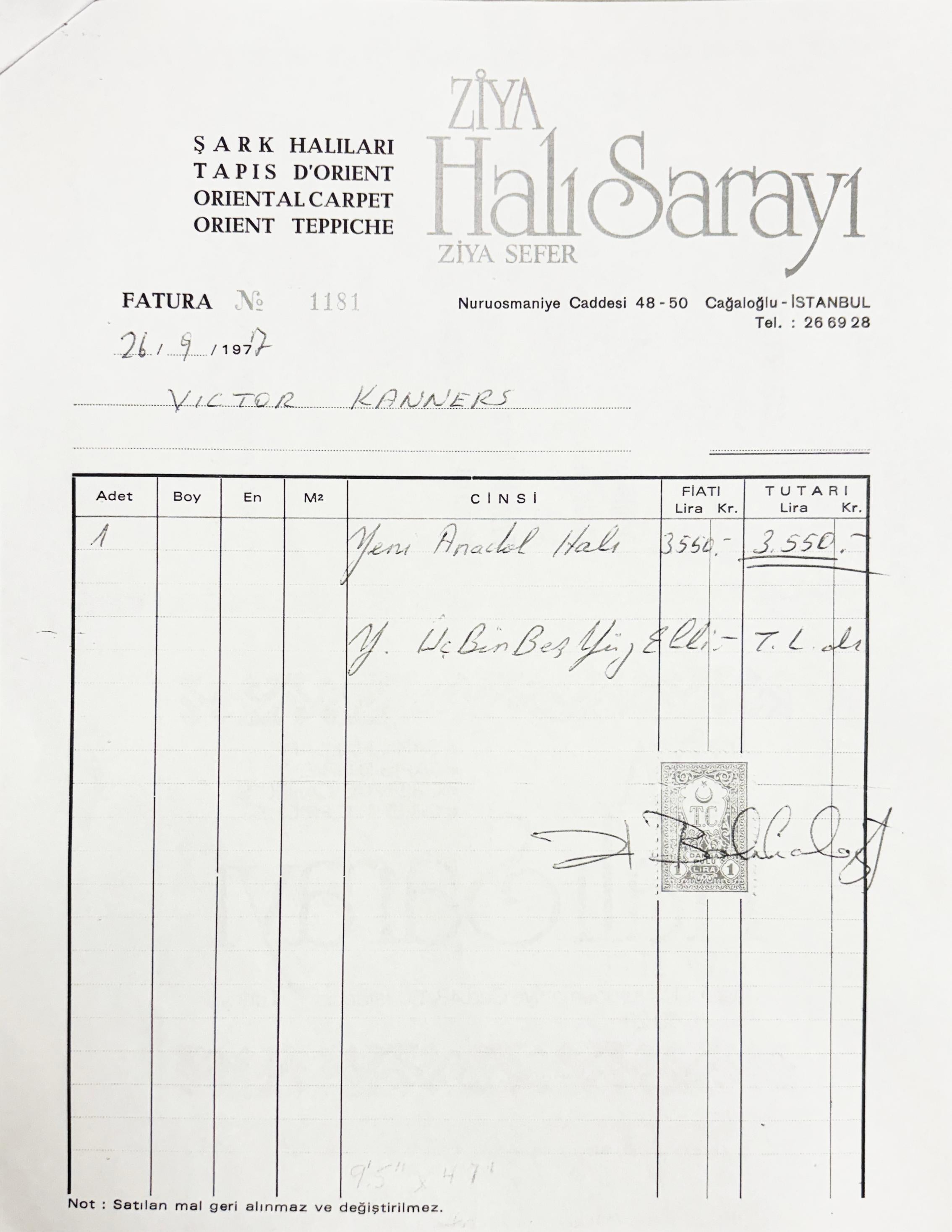 Un tappeto Old Milas finemente lavorato, proveniente dalla Turchia e tessuto al 100% in pura lana. Questo pezzo presenta i tradizionali motivi geometrici e la tavolozza di colori caldi e terrosi caratteristici della tessitura Milas. Il campo
