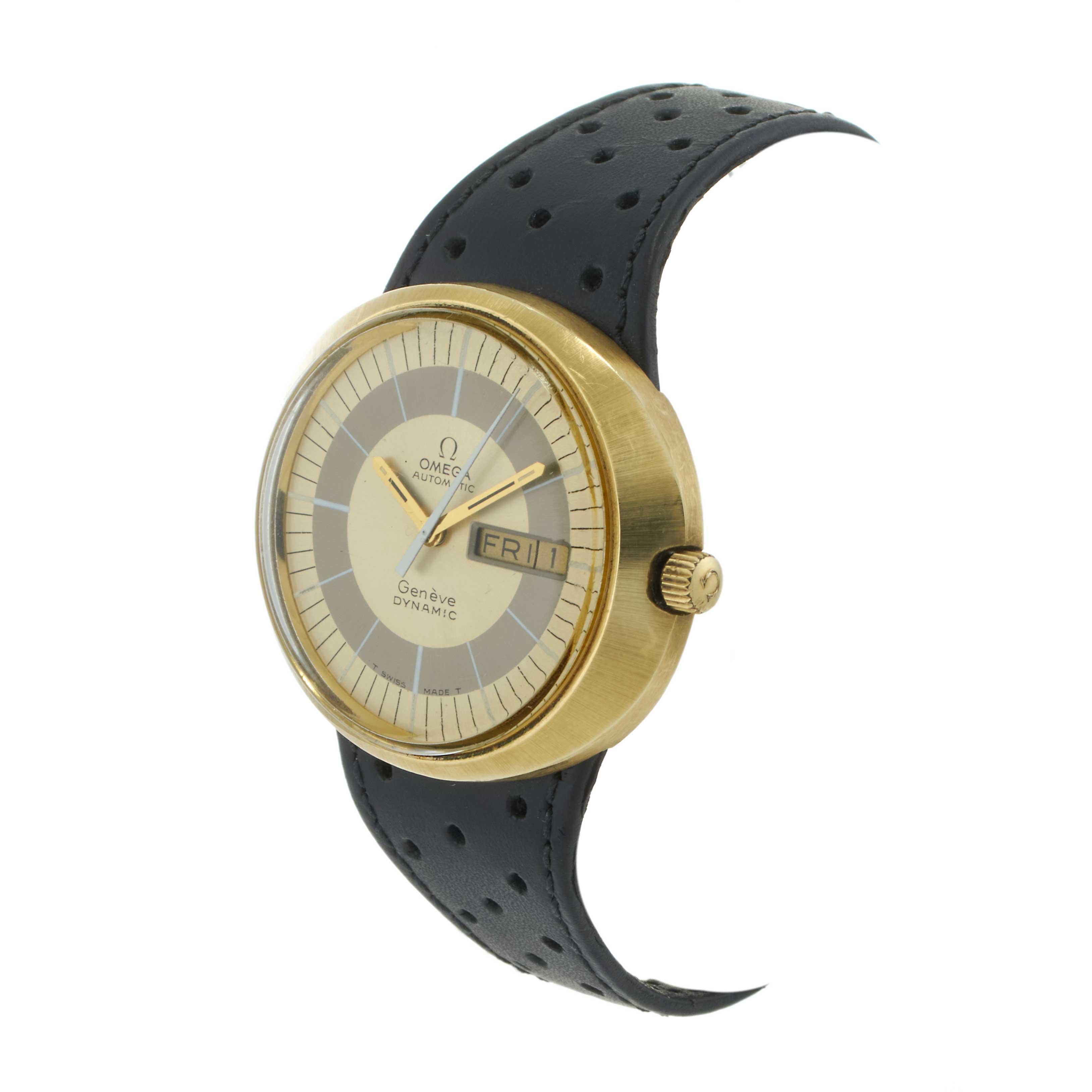 Diese Vintage-Omega Genève im kühnen Design der 1970er Jahre besitzt ein übergroßes, ovales, vergoldetes 40-mm-Gehäuse. Das auffällige, zweifarbige Zifferblatt mit konzentrischen Kreisen ist mit einer Datumskomplikation bei 3 Uhr versehen.