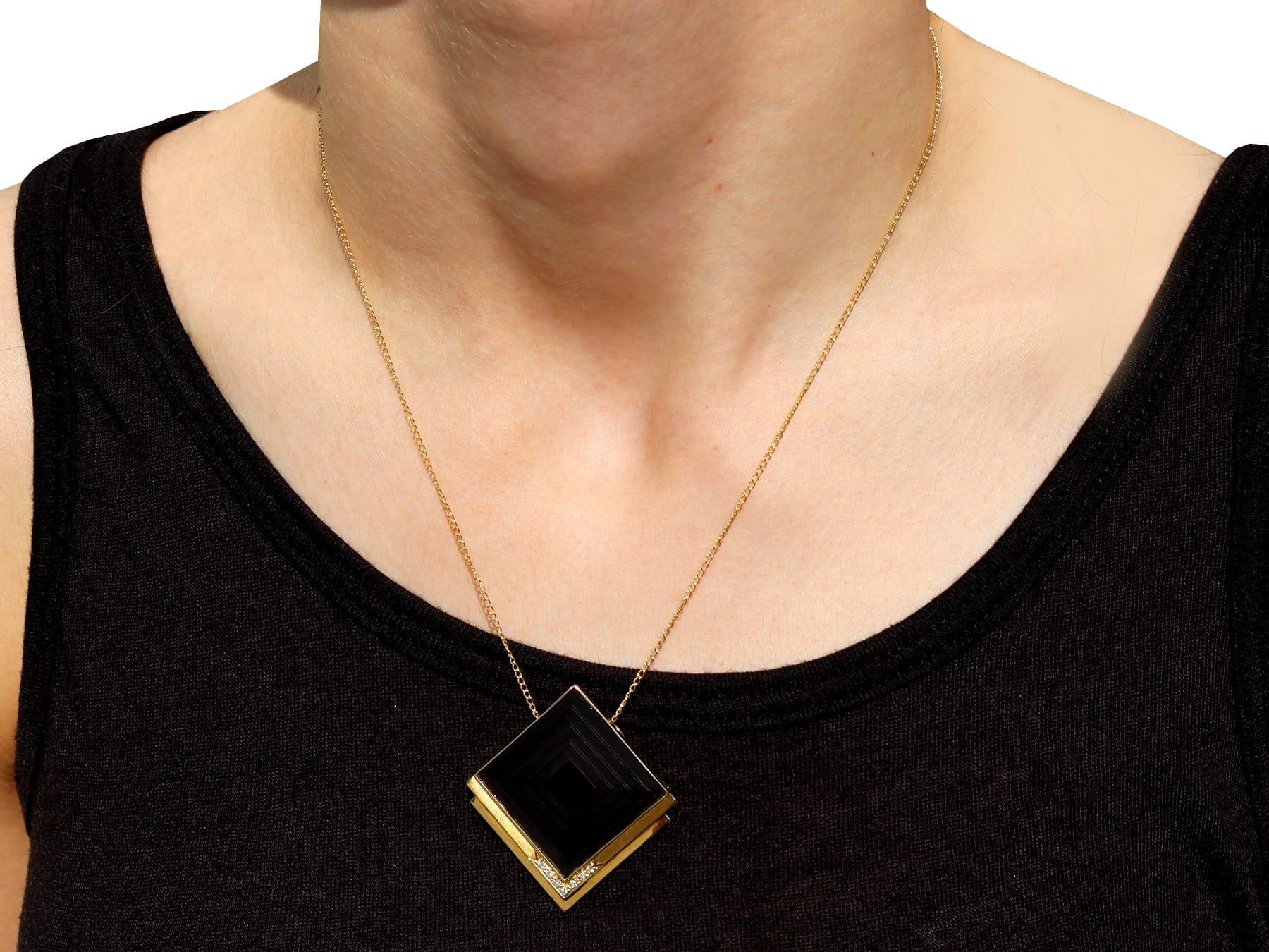 Vintage 1970s Onyx, Diamond and 14k Yellow Gold Pendant/Brooch For Sale 2