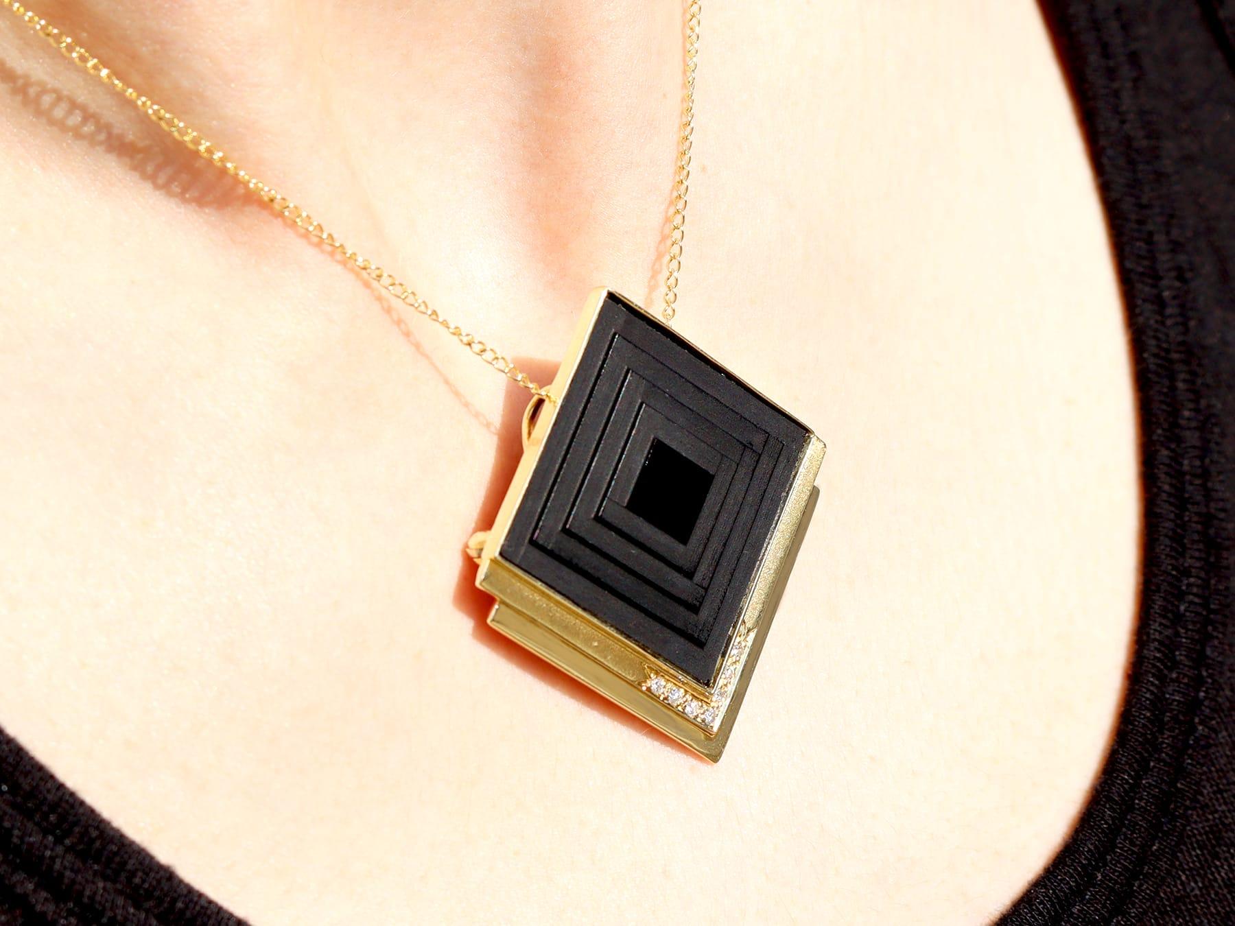 Vintage 1970s Onyx, Diamond and 14k Yellow Gold Pendant/Brooch For Sale 3