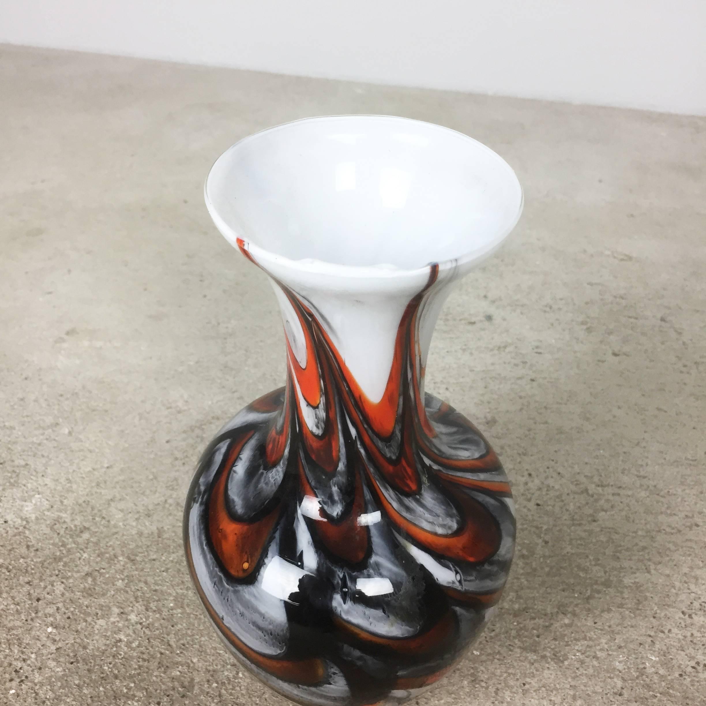 Vintage 1970s Opaline Florence Vase Designed by Carlo Moretti, Italy In Excellent Condition For Sale In Kirchlengern, DE