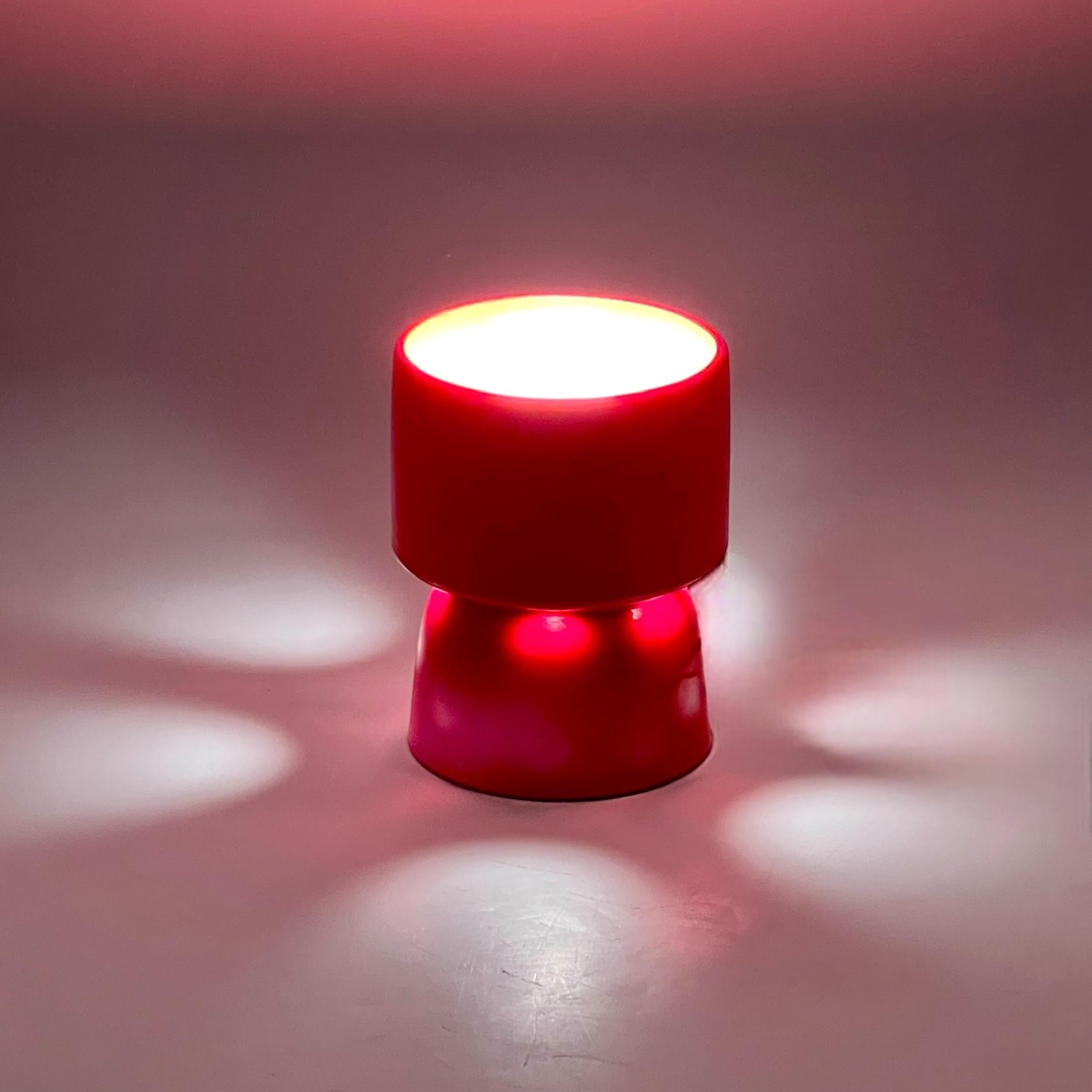Verschönern Sie Ihr Interieur mit dieser exquisiten orangefarbenen Keramiklampe aus den 1970er Jahren. Das schlichte, raffinierte Design verleiht jedem Raum einen raffinierten Hauch von Vintage-Glamour, ob als Einzelstück oder als Teil einer
