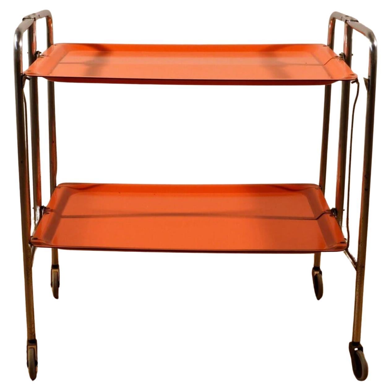 Orangefarbener klappbarer Barwagen im Vintage-Stil der 1970er Jahre - ein Retro-Schick-Stück