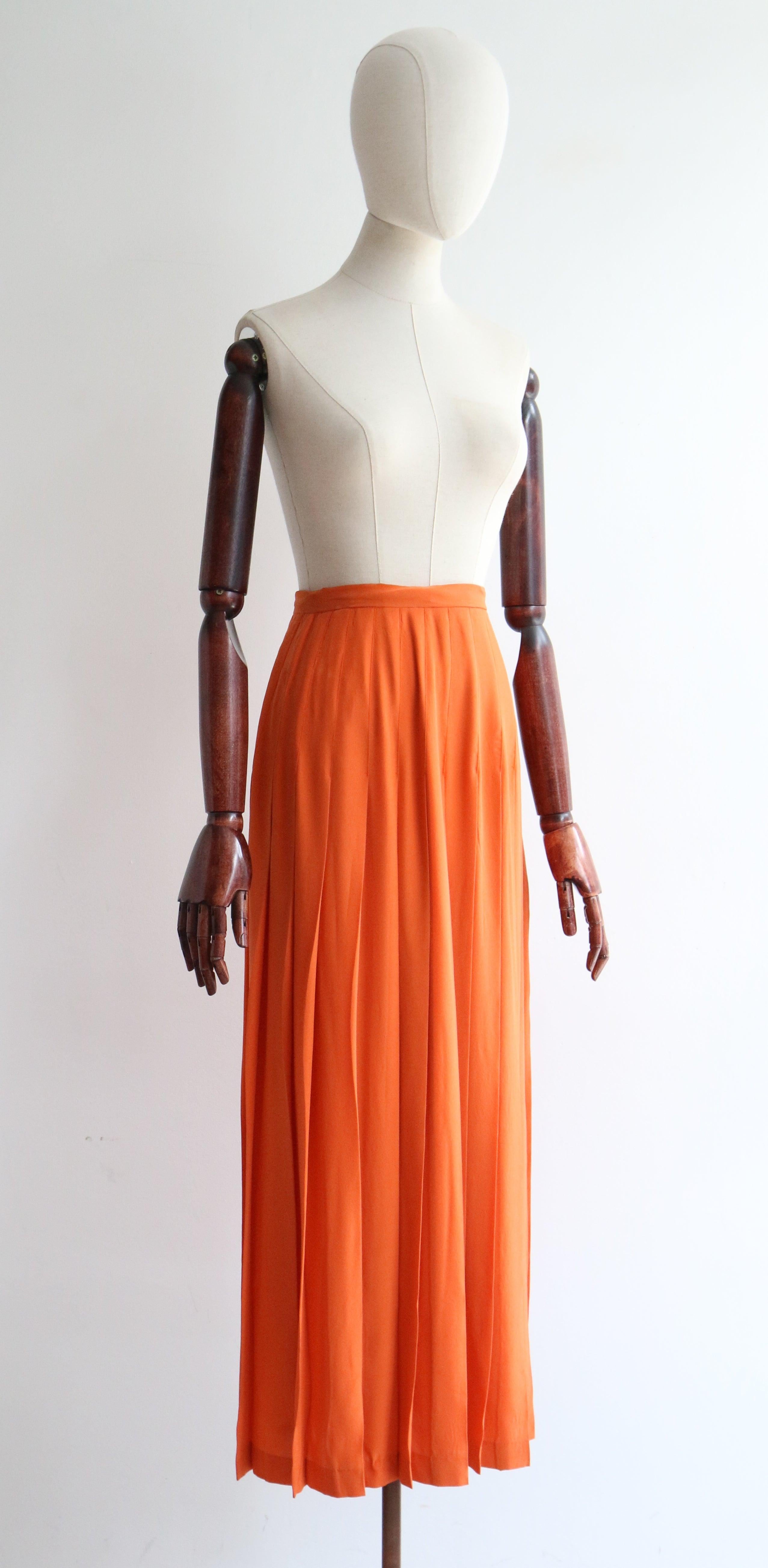 Vintage By 1970 Arancione Seta Plissettata Jean Halm in seta Gonna Midi UK 6 US 2 In condizioni buone in vendita a Cheltenham, GB