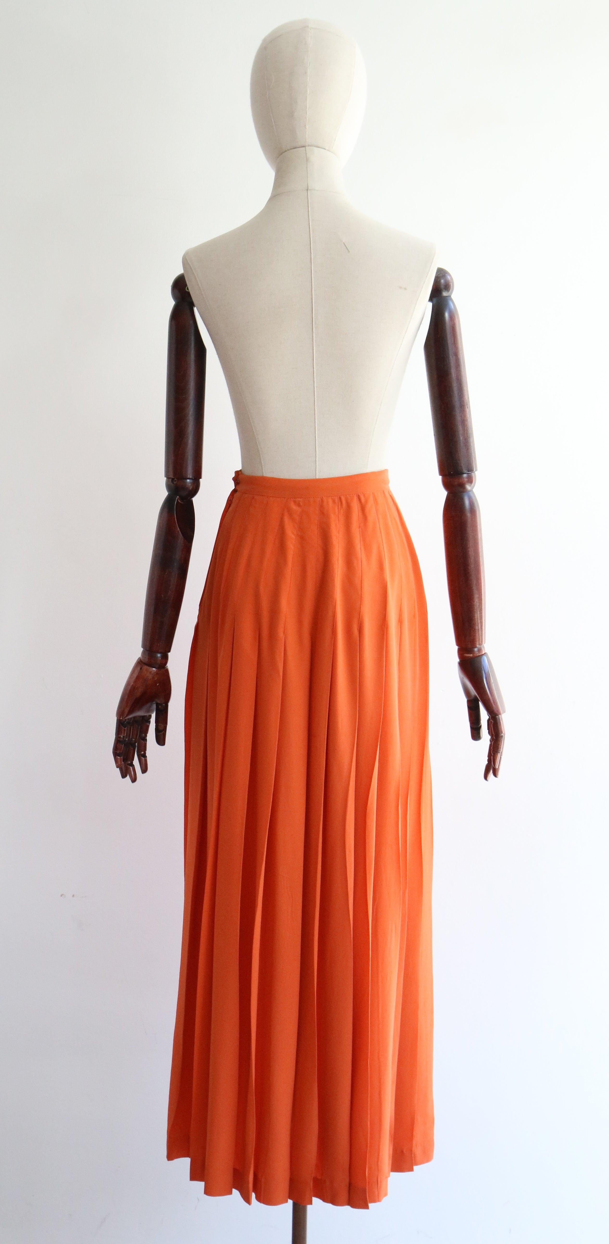 Vintage By 1970 Arancione Seta Plissettata Jean Halm in seta Gonna Midi UK 6 US 2 in vendita 2