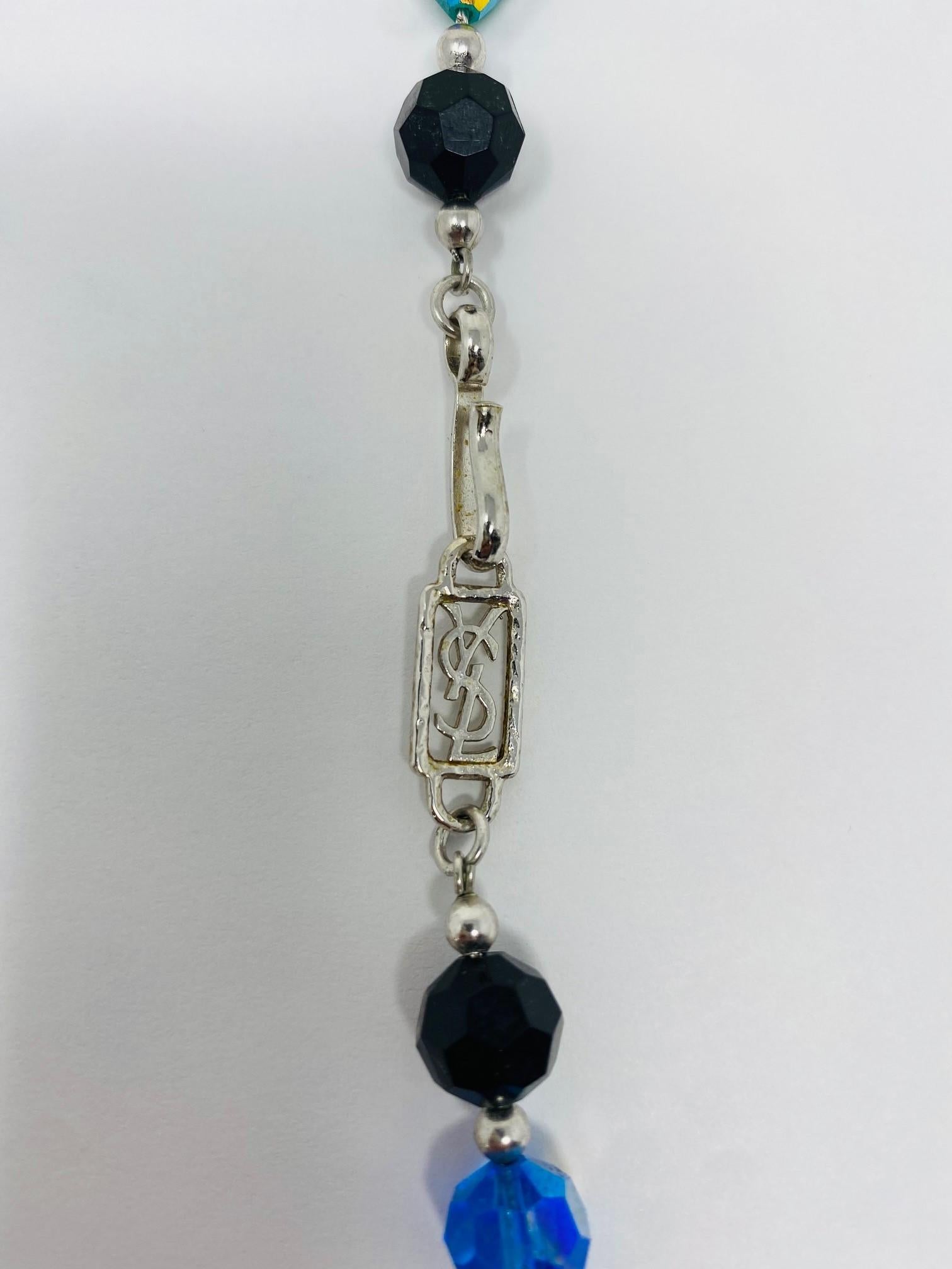 Unique et rare collier vintage YSL (Yves Saint Laurent) de style opéra en perles de cristal facettées de couleur.  Ce magnifique collier est construit et façonné selon l'héritage Haute Couture d'YSL en matière de joaillerie.  Les perles de cristal