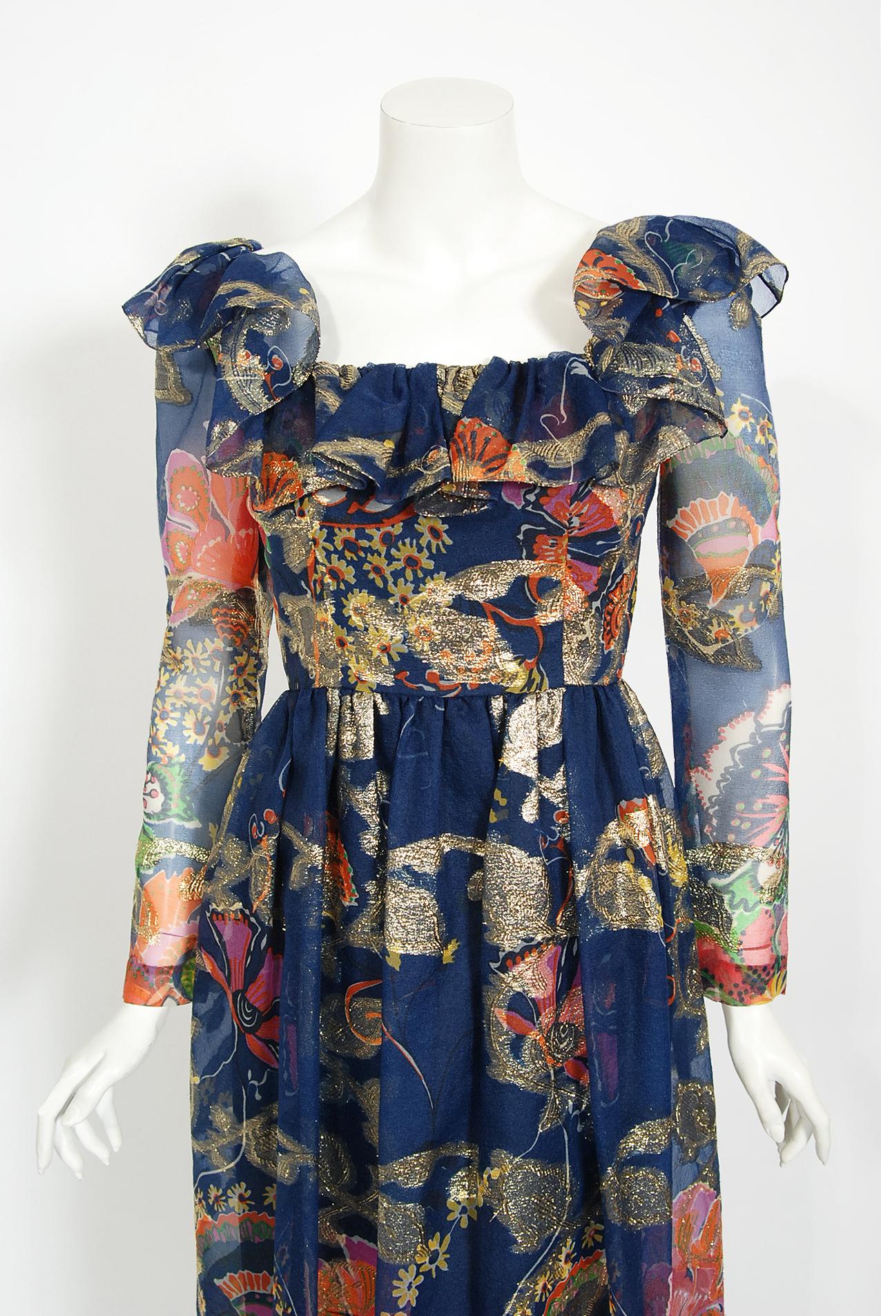 Bei diesem wunderschönen Designerkleid von Oscar de la Renta sind die detaillierte Konstruktion und die Liebe zum Detail vergleichbar mit dem, was Sie in der modernen Couture finden. Dieses schicke Kleidungsstück aus den frühen 1970er Jahren ist aus