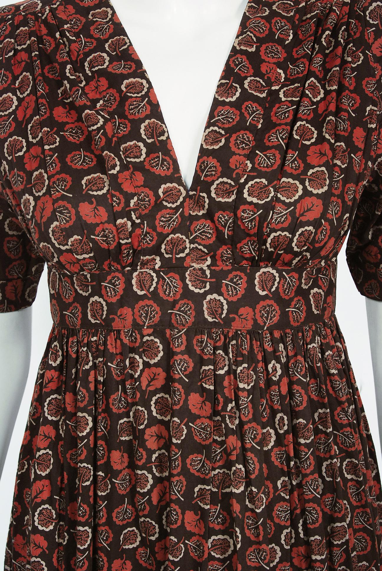 Marron Ossie Clark - Robe vintage à décolleté plongeant en coton imprimé feuilles d'automne avec taille empire, années 1970 en vente