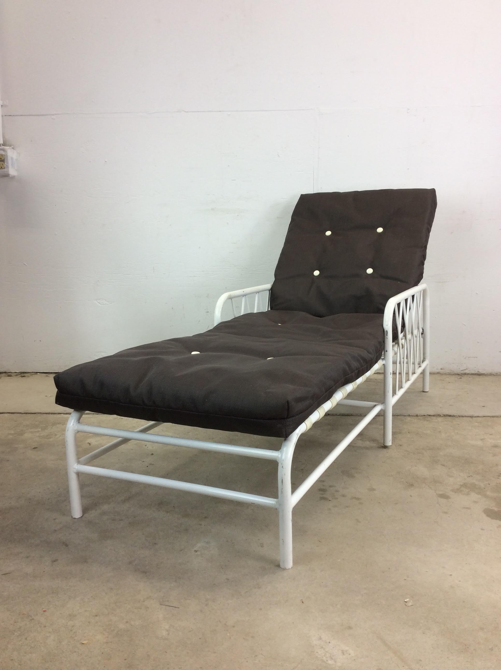 Vintage 1970s Outdoor Patio Adjustable Aluminum  Lounger with Vintage Cushion en vente 3