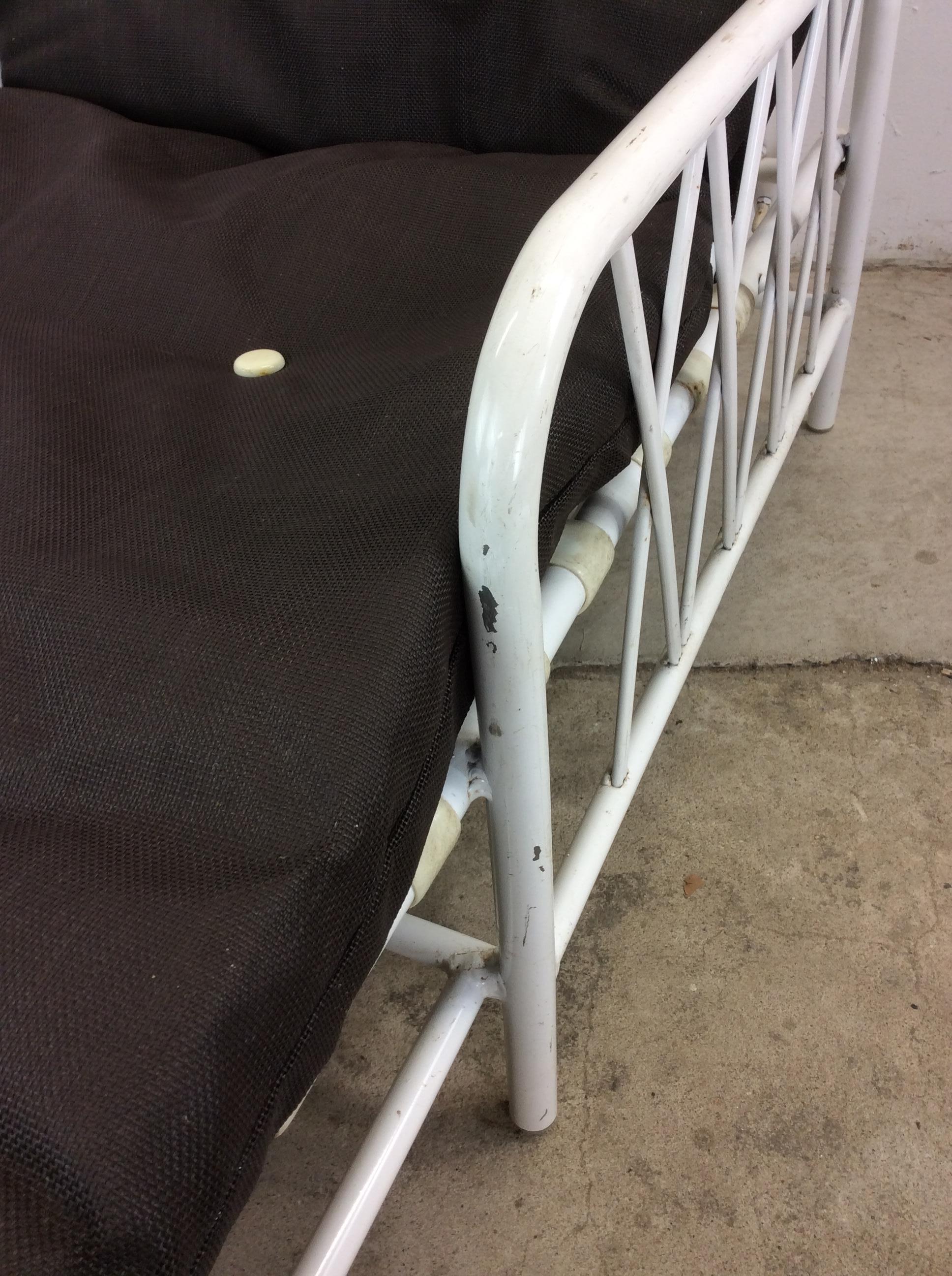 Vintage 1970s Outdoor Patio Adjustable Aluminum  Lounger with Vintage Cushion en vente 4