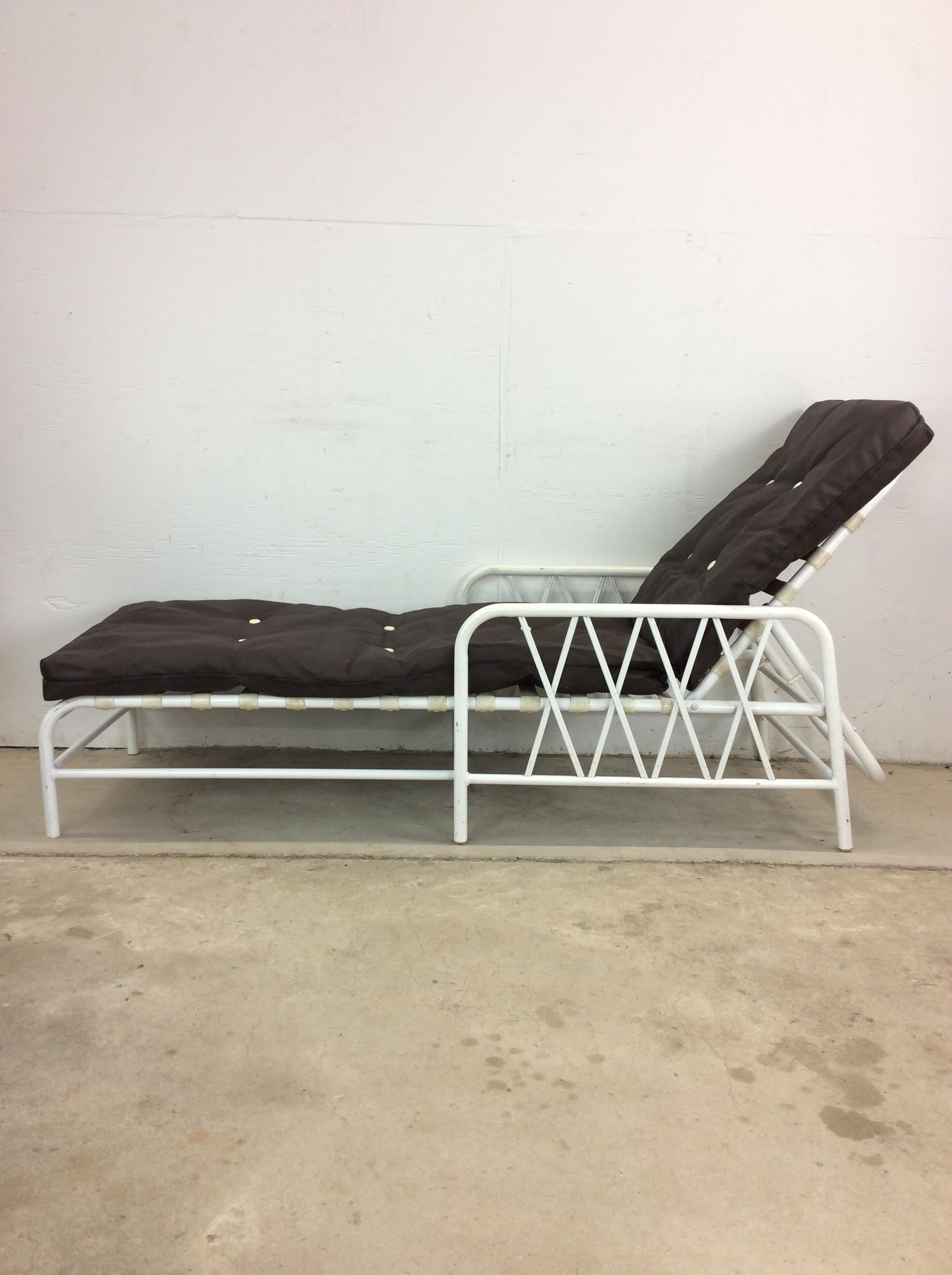 Vintage 1970s Outdoor Patio Adjustable Aluminum  Lounger with Vintage Cushion en vente 5