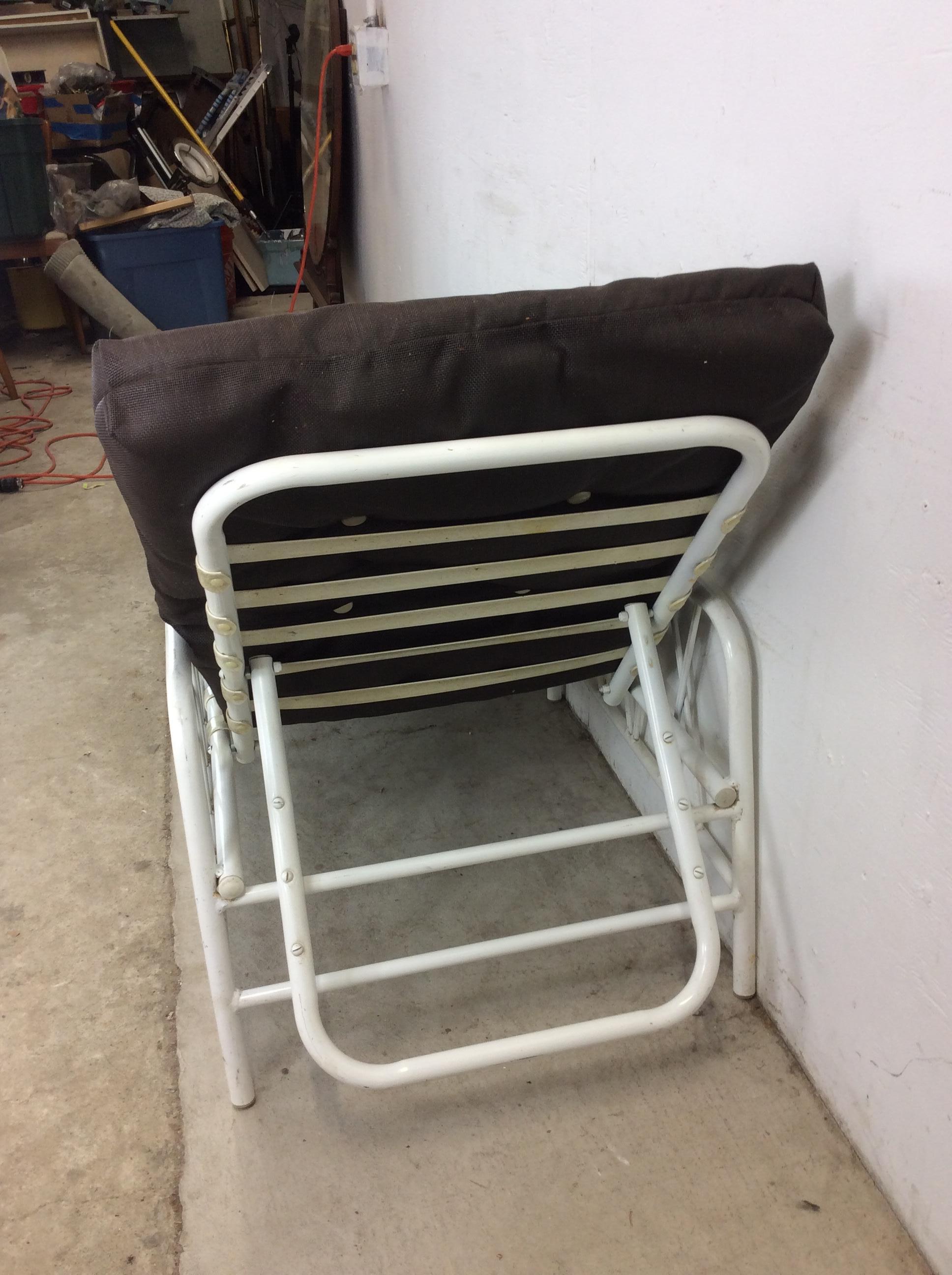 Vintage 1970s Outdoor Patio Adjustable Aluminum  Lounger with Vintage Cushion en vente 6