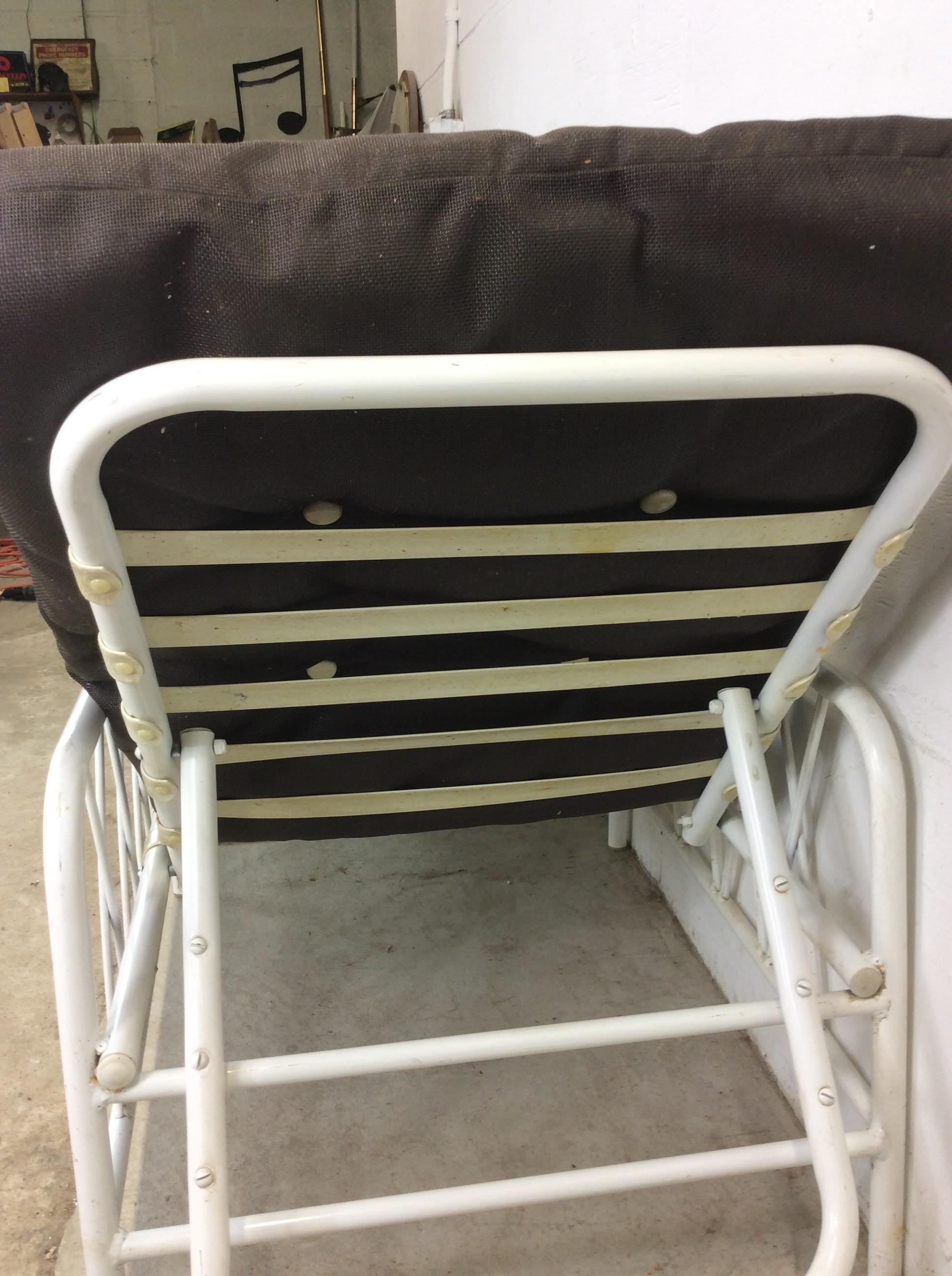 Vintage 1970s Outdoor Patio Adjustable Aluminum  Lounger with Vintage Cushion en vente 9