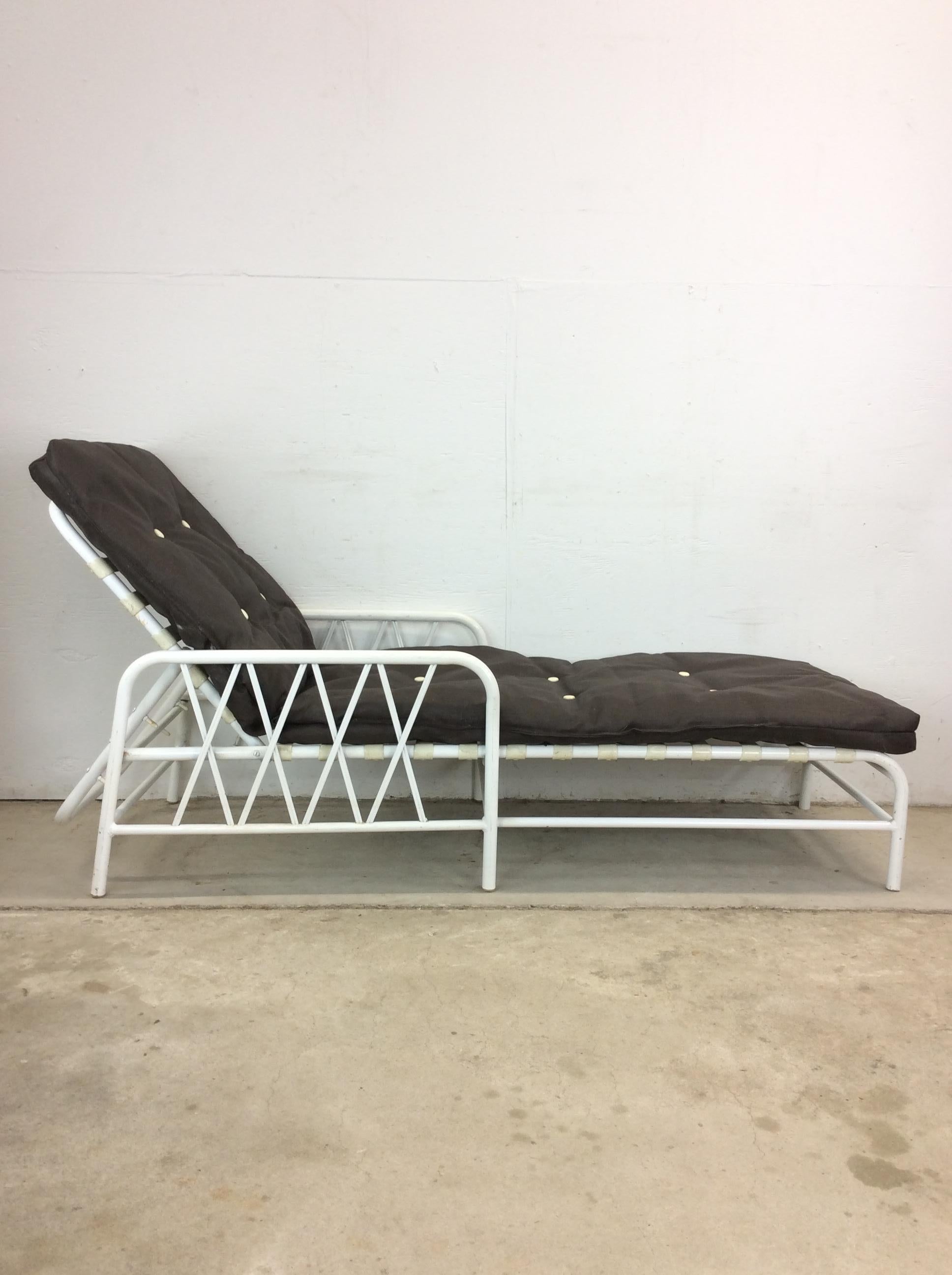 Vintage 1970s Outdoor Patio Adjustable Aluminum  Lounger with Vintage Cushion en vente 10
