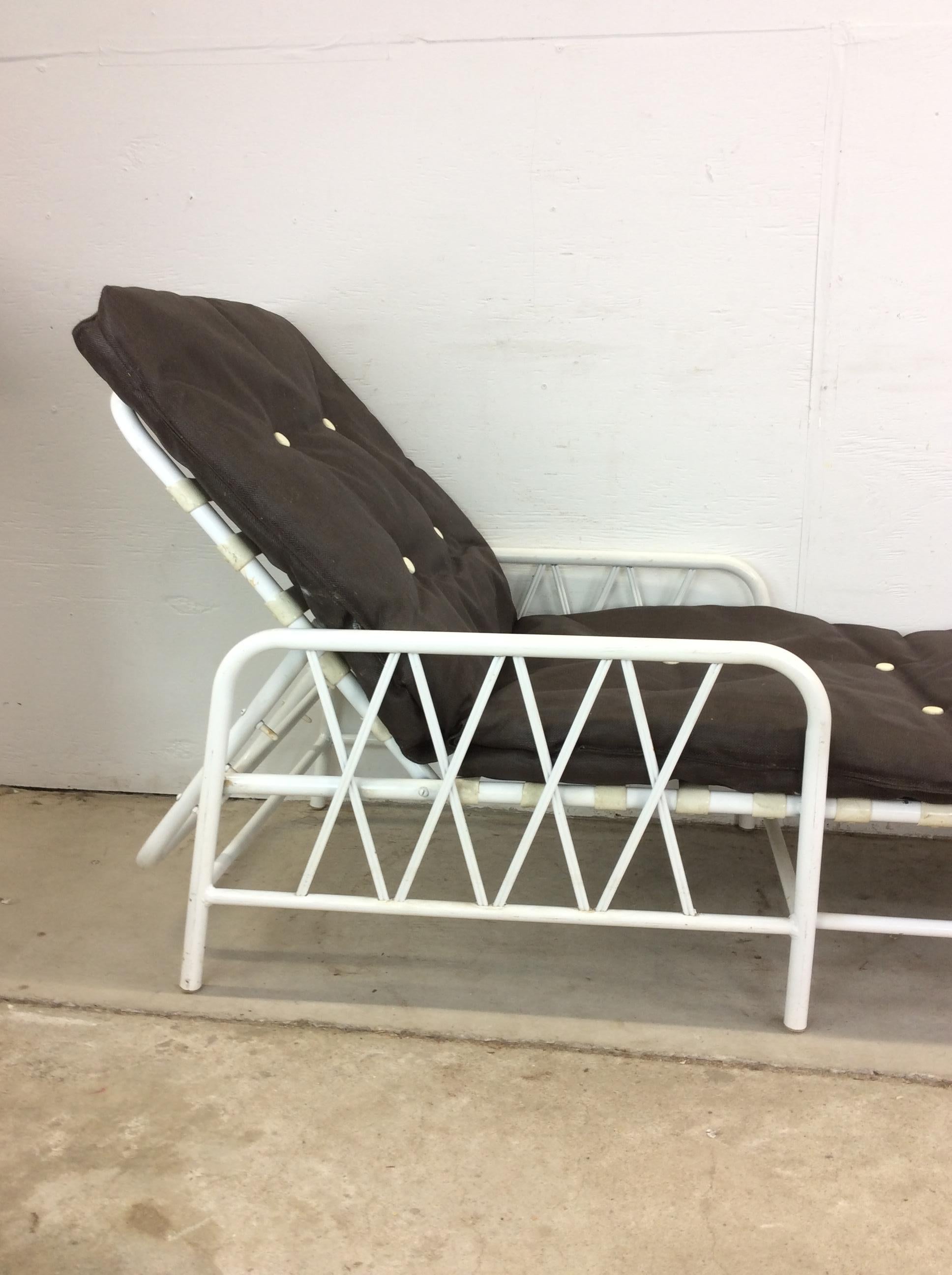Vintage 1970s Outdoor Patio Adjustable Aluminum  Lounger with Vintage Cushion en vente 11