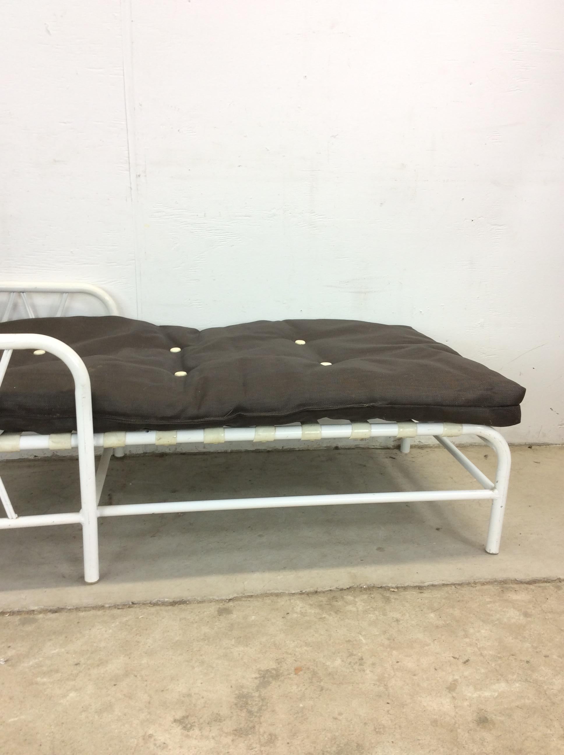 Vintage 1970s Outdoor Patio Adjustable Aluminum  Lounger with Vintage Cushion en vente 12