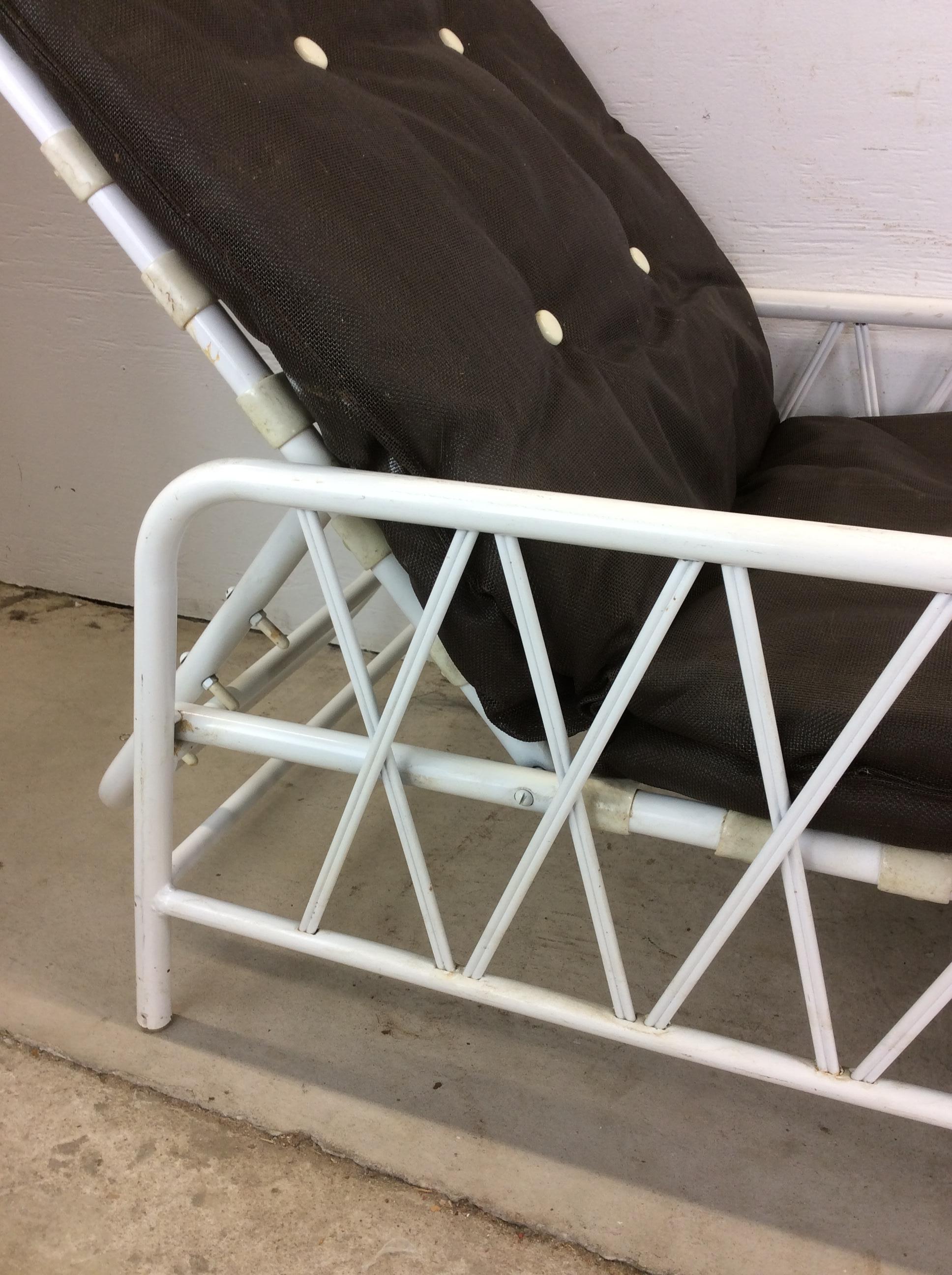 Vintage 1970s Outdoor Patio Adjustable Aluminum  Lounger with Vintage Cushion en vente 13