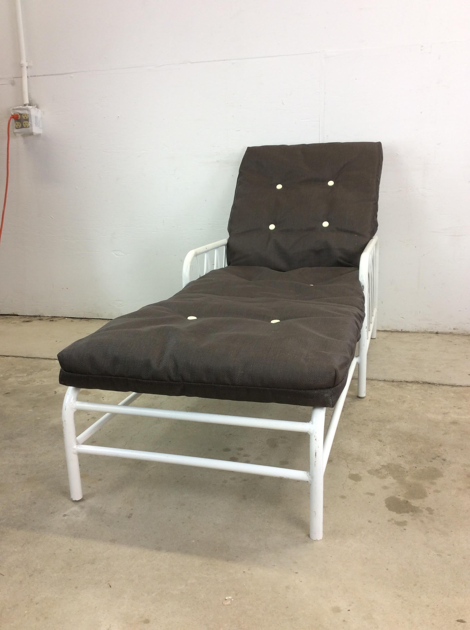 Mid-Century Modern Vintage 1970s Outdoor Patio Adjustable Aluminum  Lounger with Vintage Cushion en vente