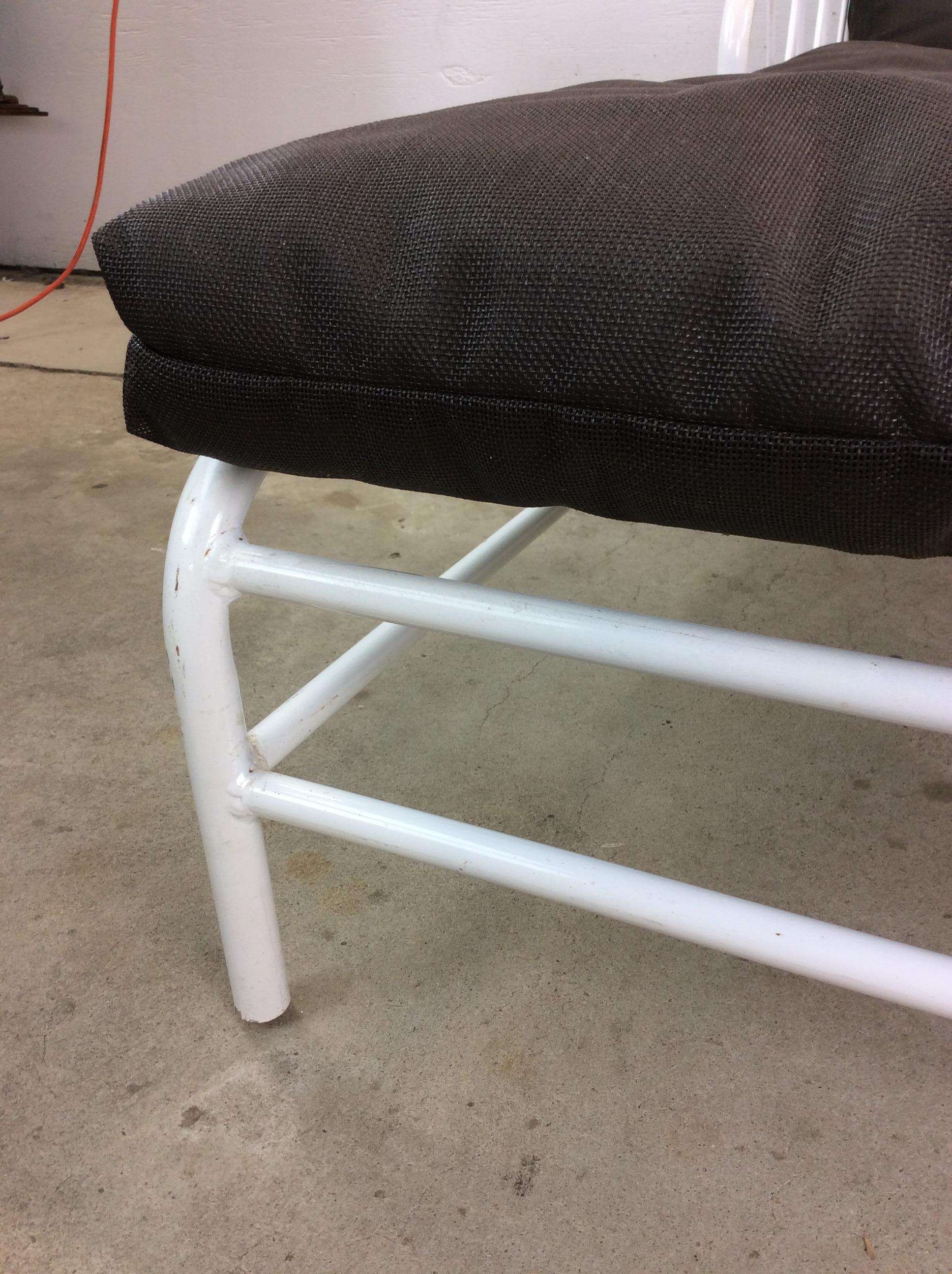 Vintage 1970s Outdoor Patio Adjustable Aluminum  Lounger with Vintage Cushion Bon état - En vente à Freehold, NJ