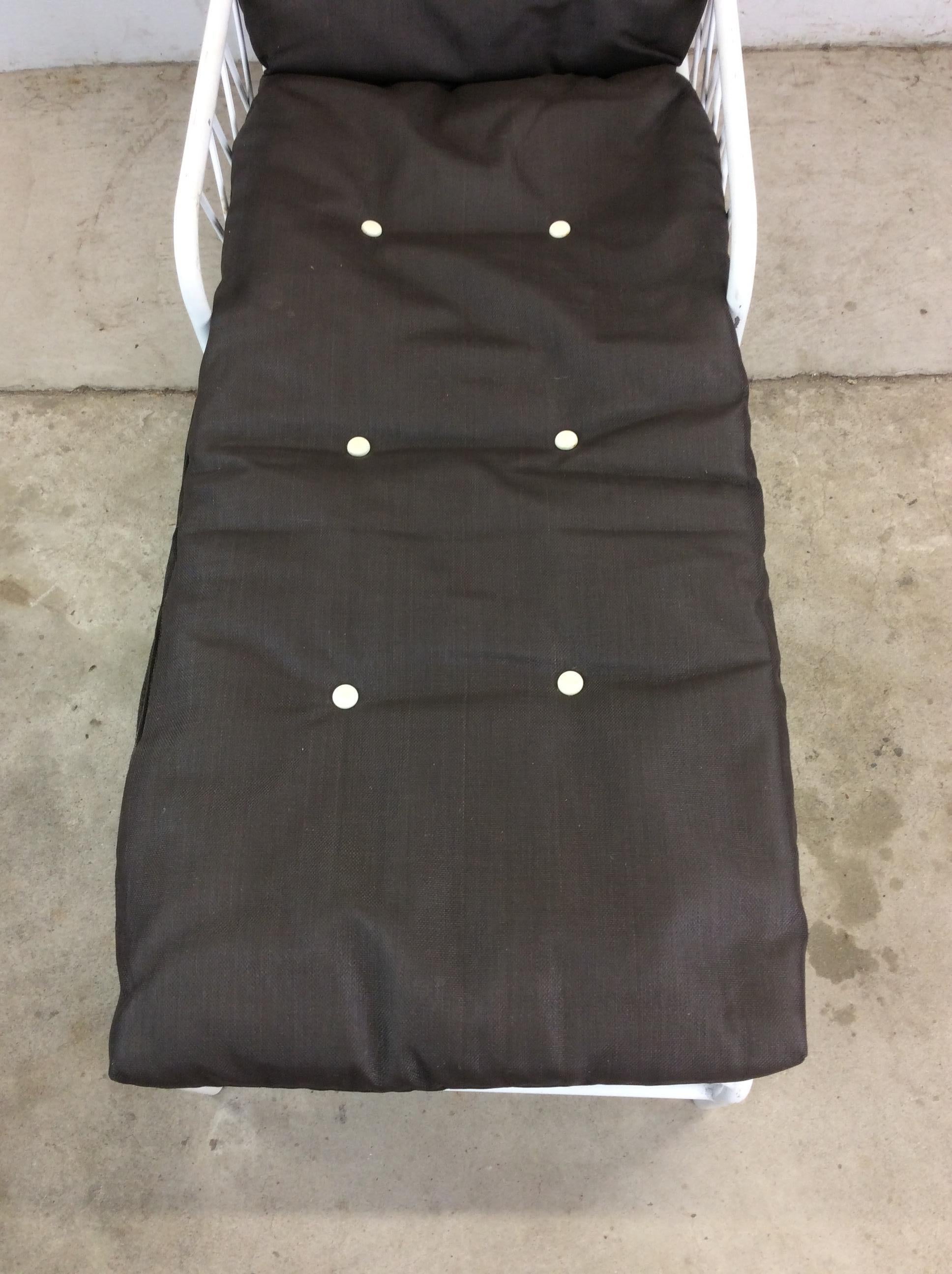 20ième siècle Vintage 1970s Outdoor Patio Adjustable Aluminum  Lounger with Vintage Cushion en vente