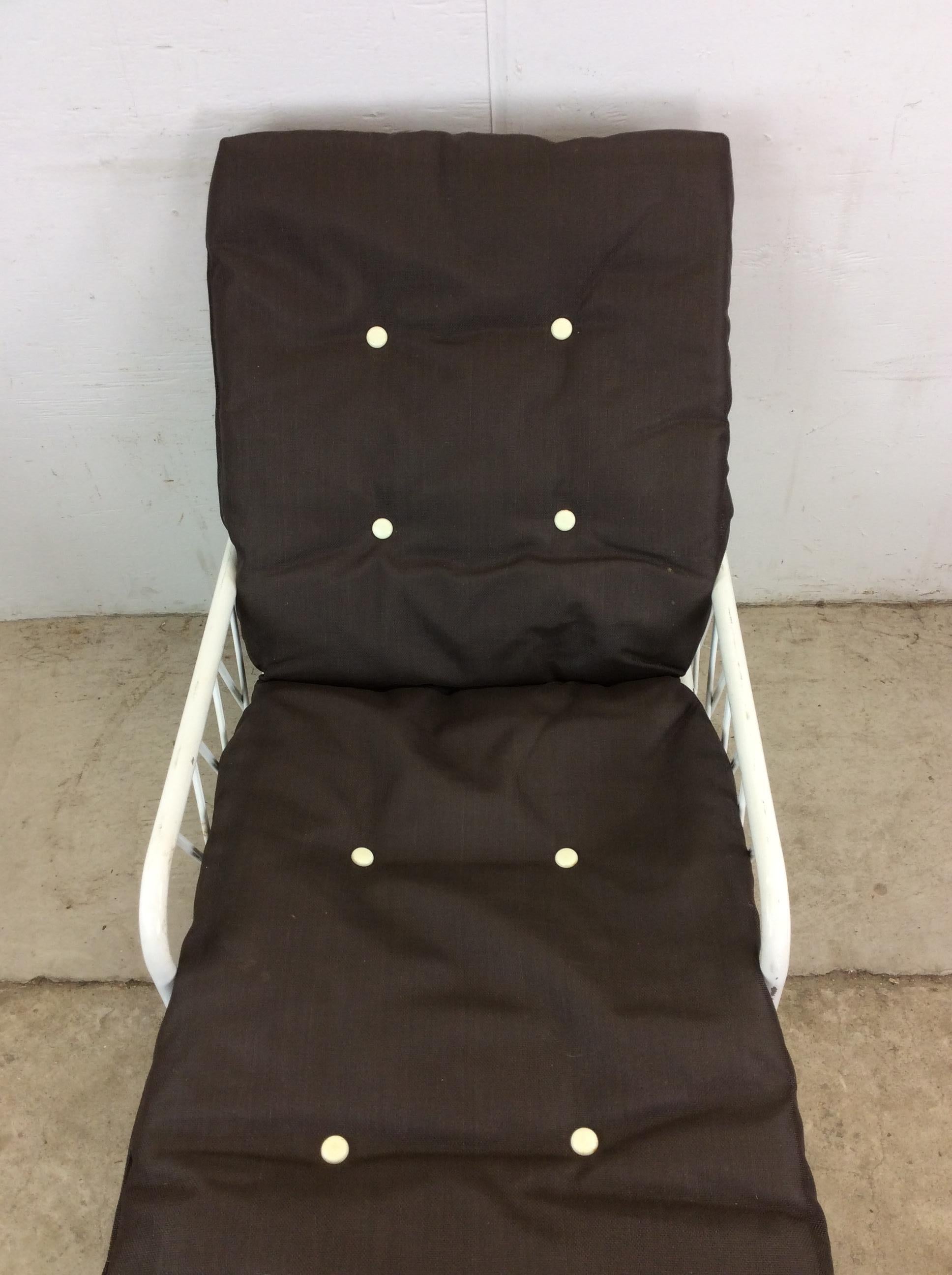 Tissu d'ameublement Vintage 1970s Outdoor Patio Adjustable Aluminum  Lounger with Vintage Cushion en vente
