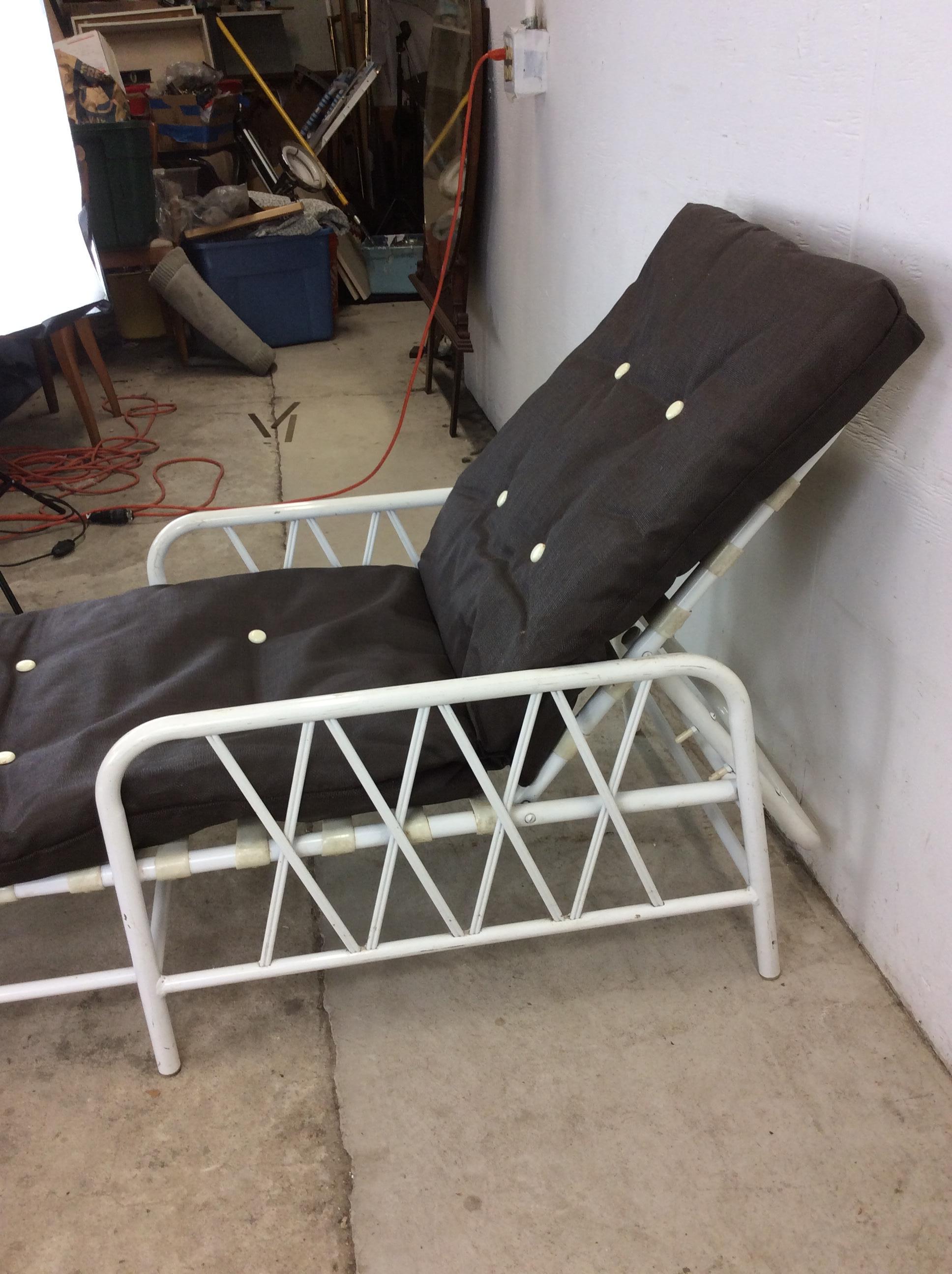 Vintage 1970s Outdoor Patio Adjustable Aluminum  Lounger with Vintage Cushion en vente 1