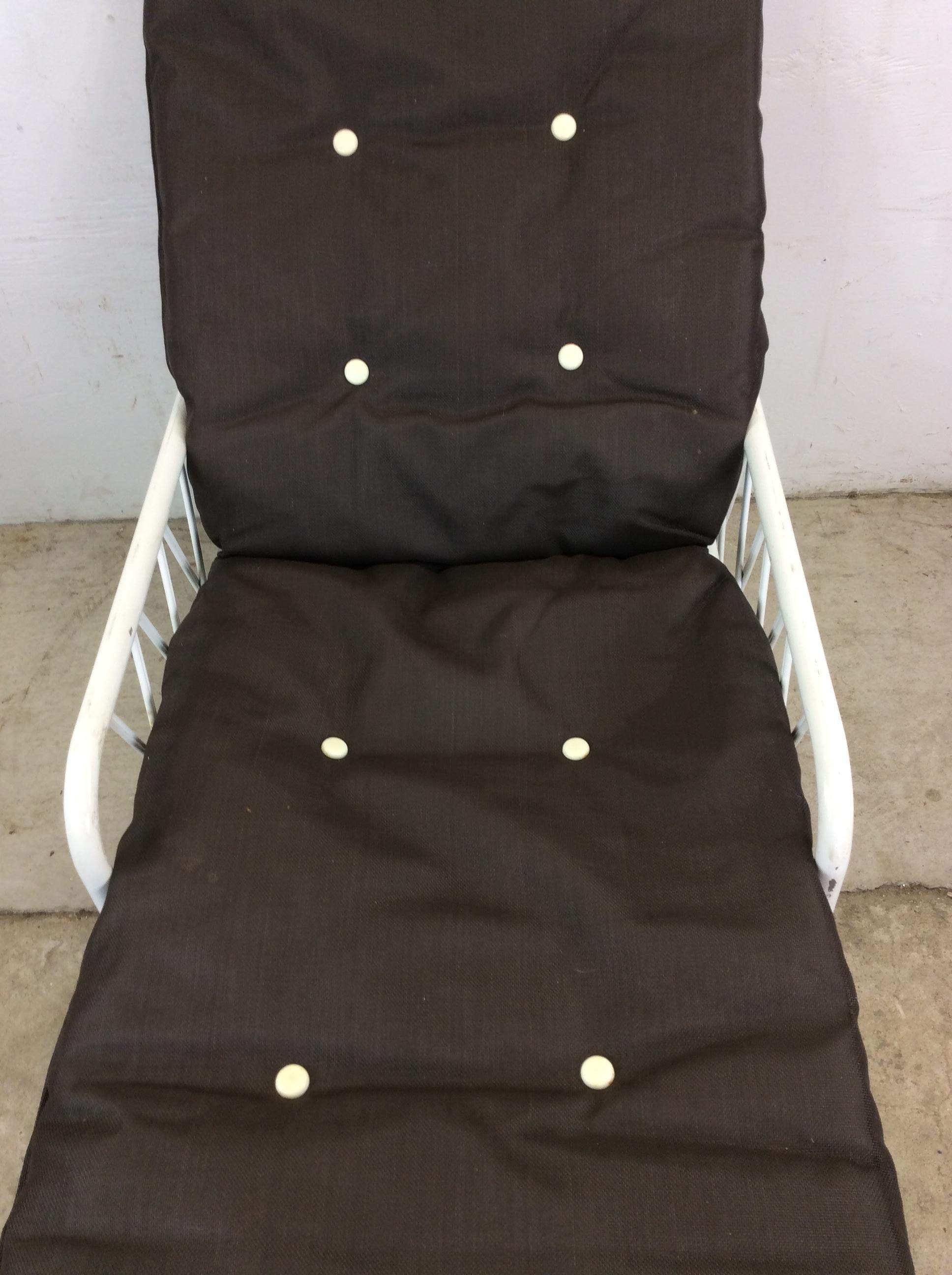 Vintage 1970s Outdoor Patio Adjustable Aluminum  Lounger with Vintage Cushion en vente 2