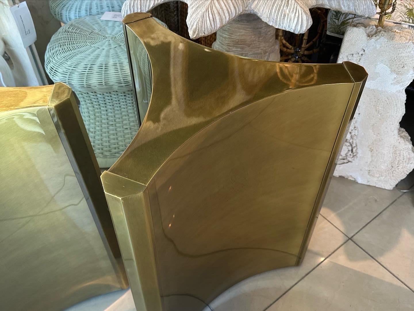 Magnifique paire de bases de table ou de bureau à piédestal en laiton Mastercraft Trilobi des années 1970, difficiles à trouver. Ils ont conservé leur finition et leur patine d'origine. Nous ne les avons pas polis. Les deux dernières photos montrent