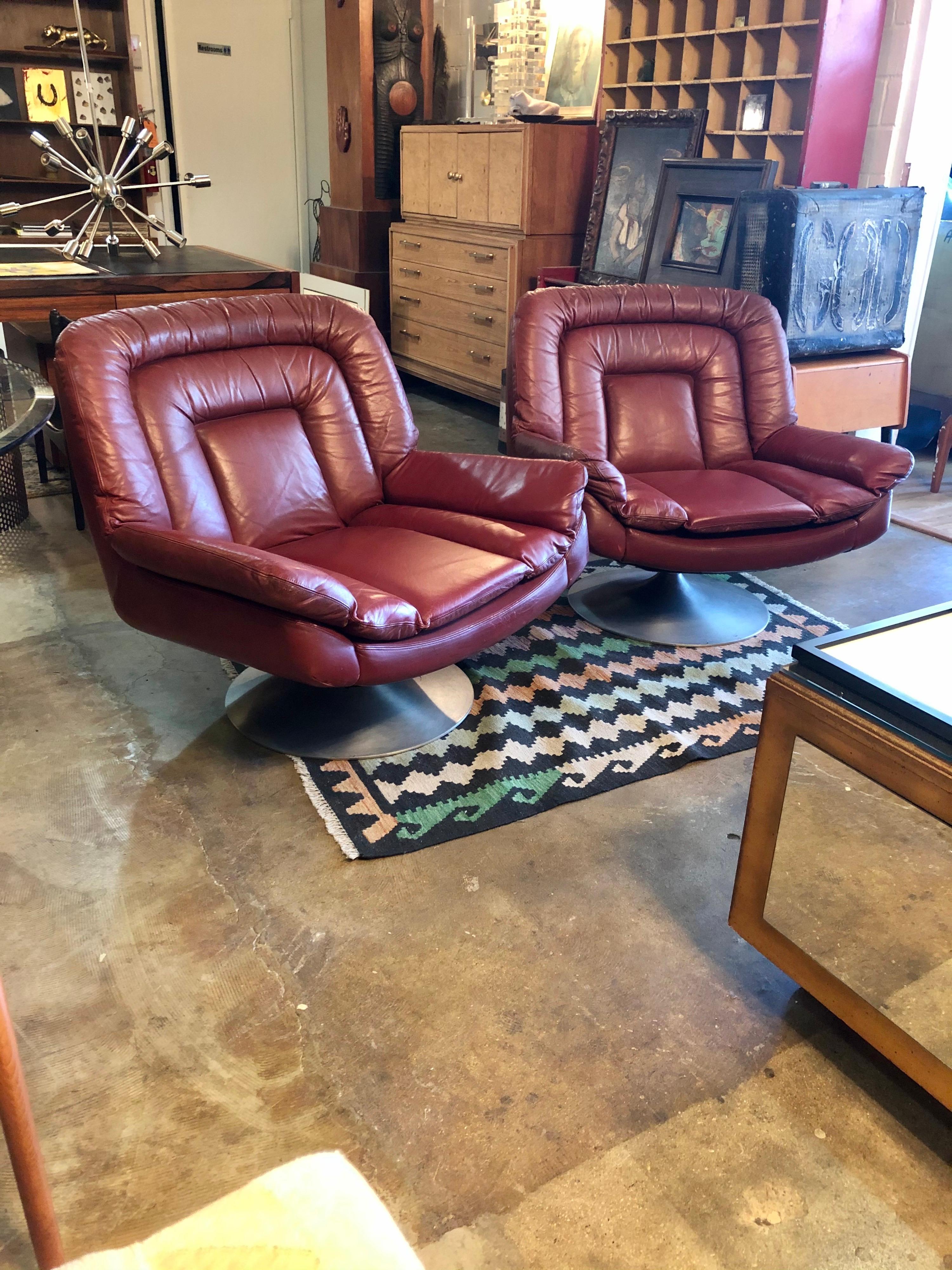Vintage 1970s Pair of Burgundy Leather and Aluminum Tulip Base Swivel Chairs 6