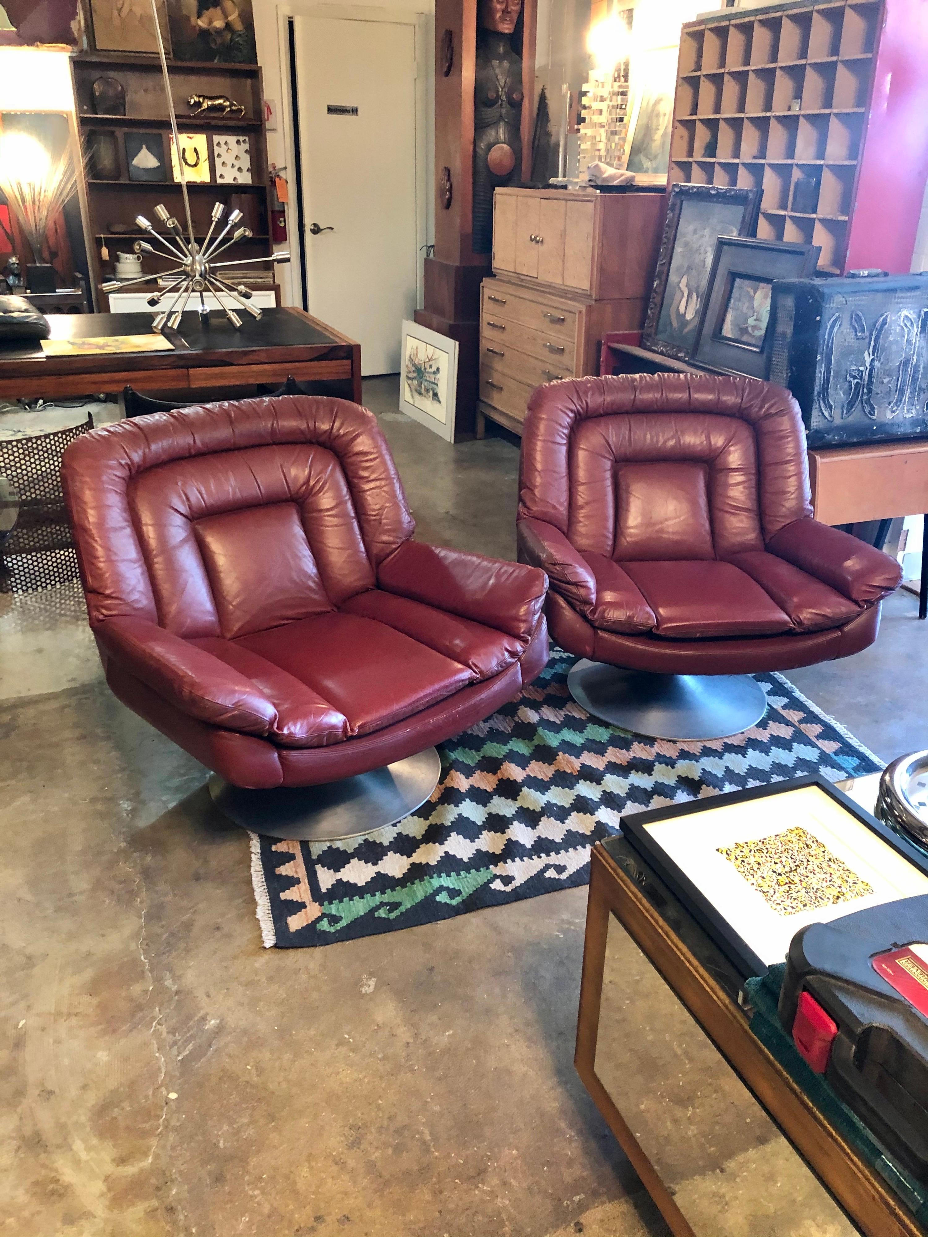 This pair is in overall good condition. Burgundy leather. Aluminum base. Swivels. Designer or maker unknown,
circa 1970s.
Dimensions:
28