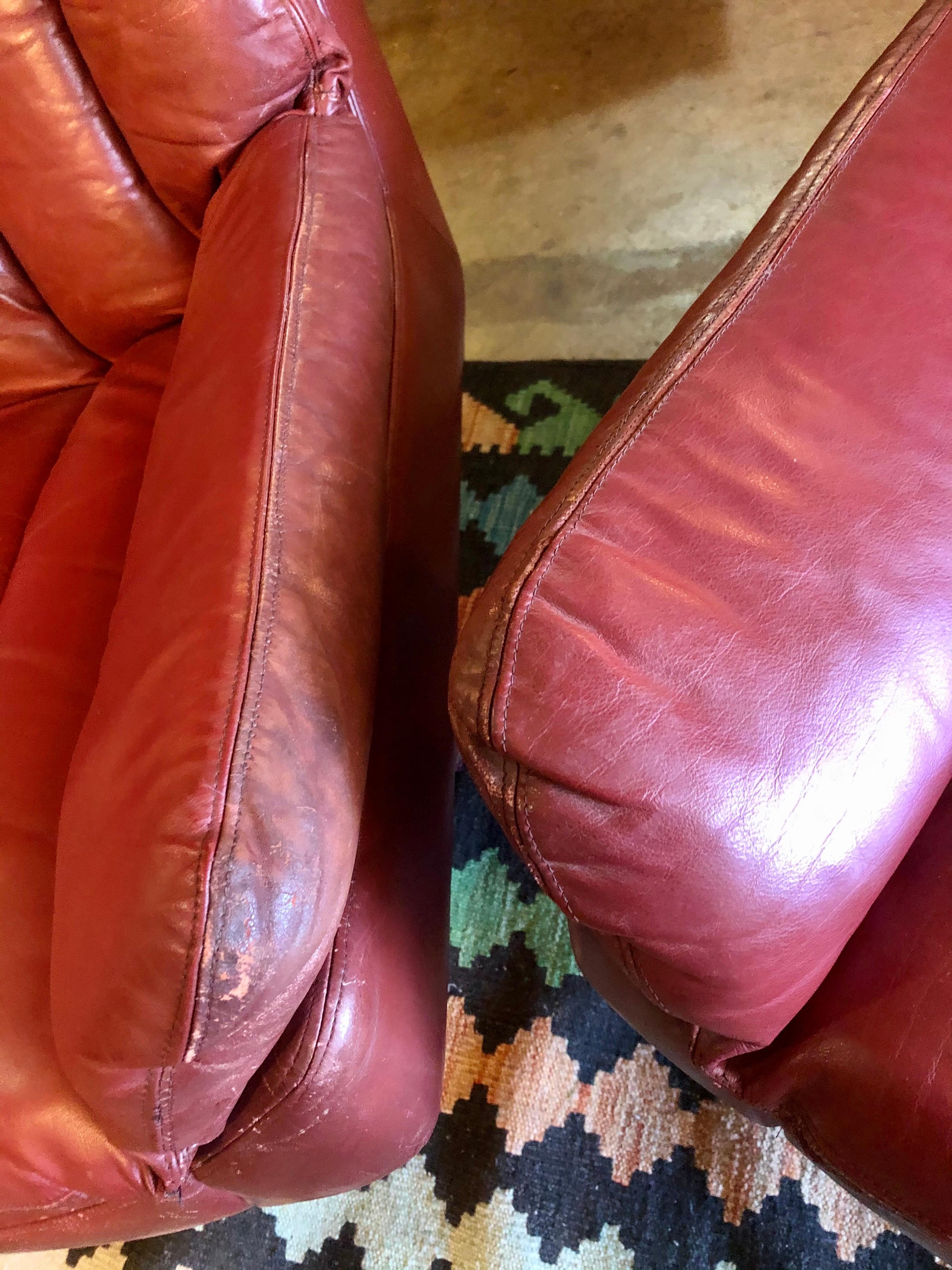 Mid-Century Modern Vintage 1970s Pair of Burgundy Leather and Aluminum Tulip Base Swivel Chairs