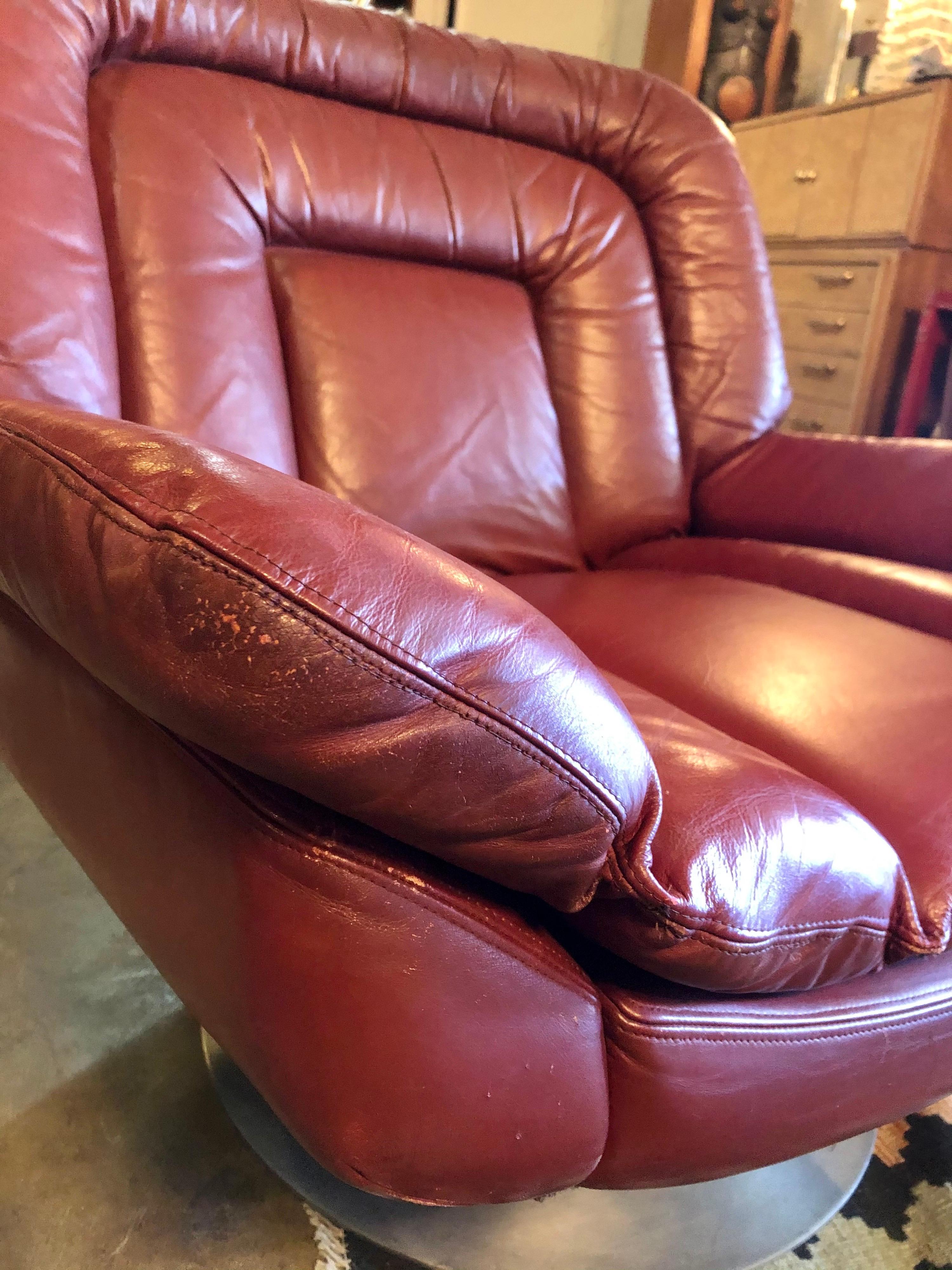 Unknown Vintage 1970s Pair of Burgundy Leather and Aluminum Tulip Base Swivel Chairs