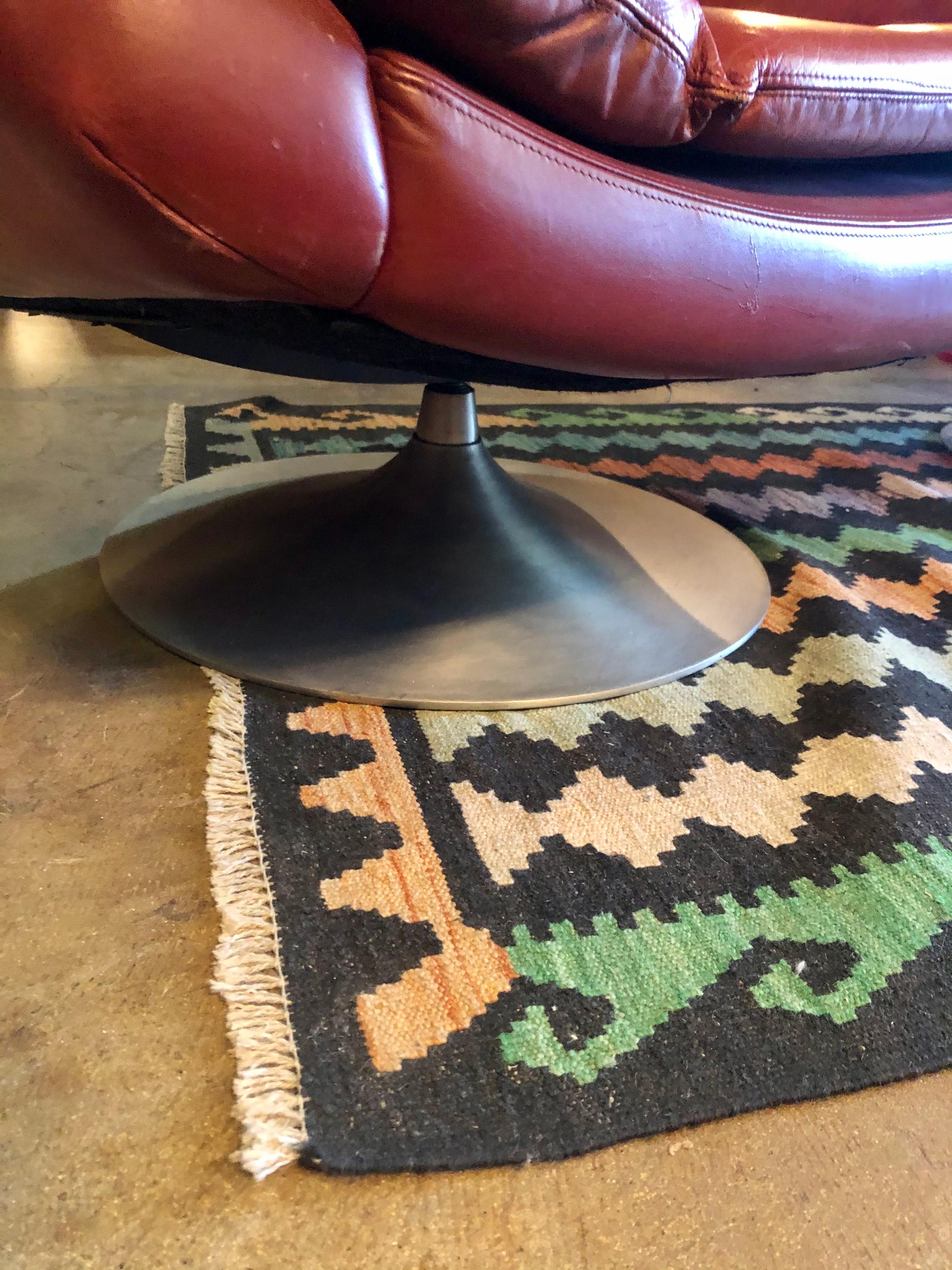 Vintage 1970s Pair of Burgundy Leather and Aluminum Tulip Base Swivel Chairs In Good Condition In San Antonio, TX