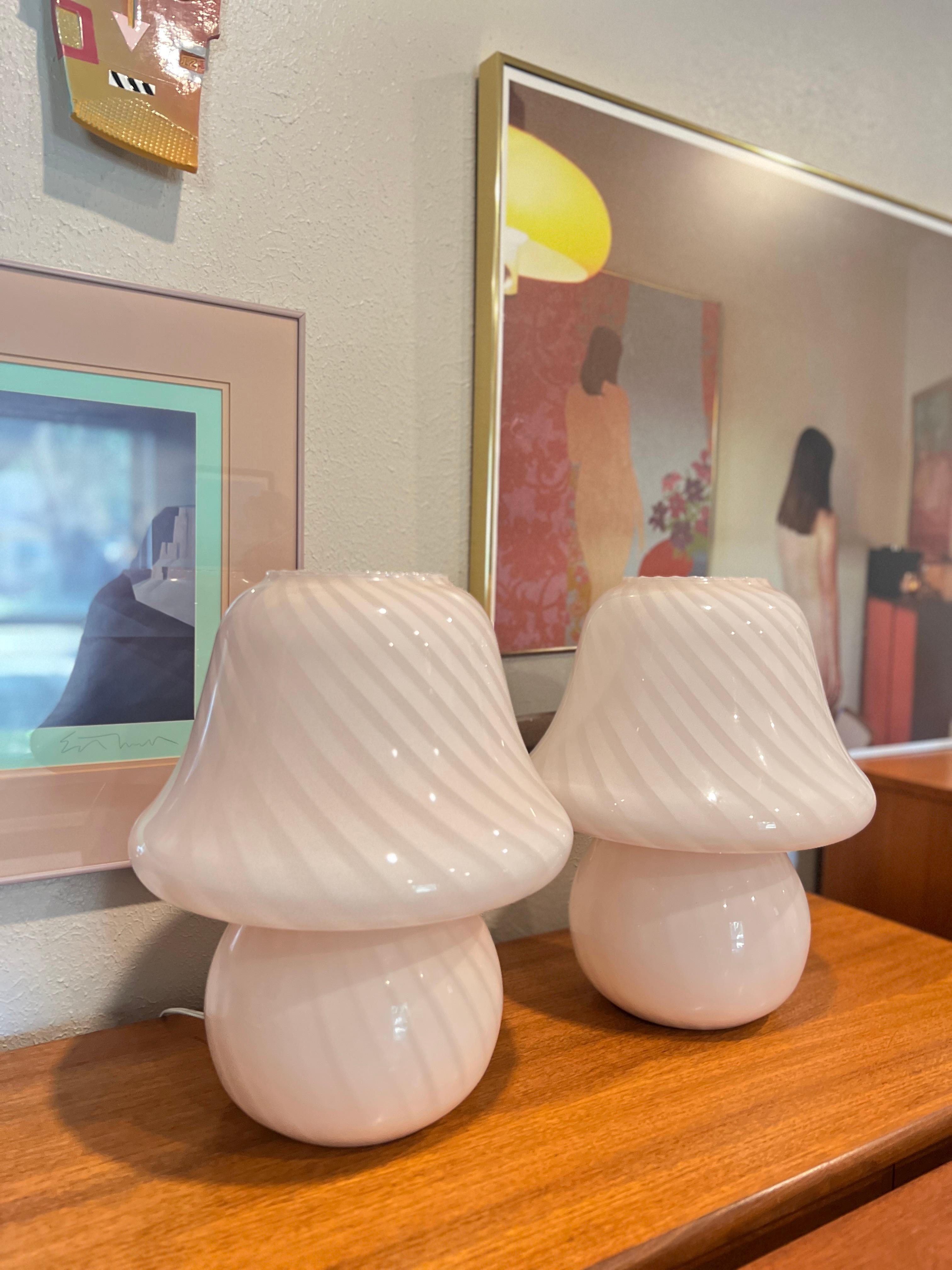 Vintage 1970s pair of Vetri Italian Murano glass pink mushroom lamps In Good Condition For Sale In Houston, TX