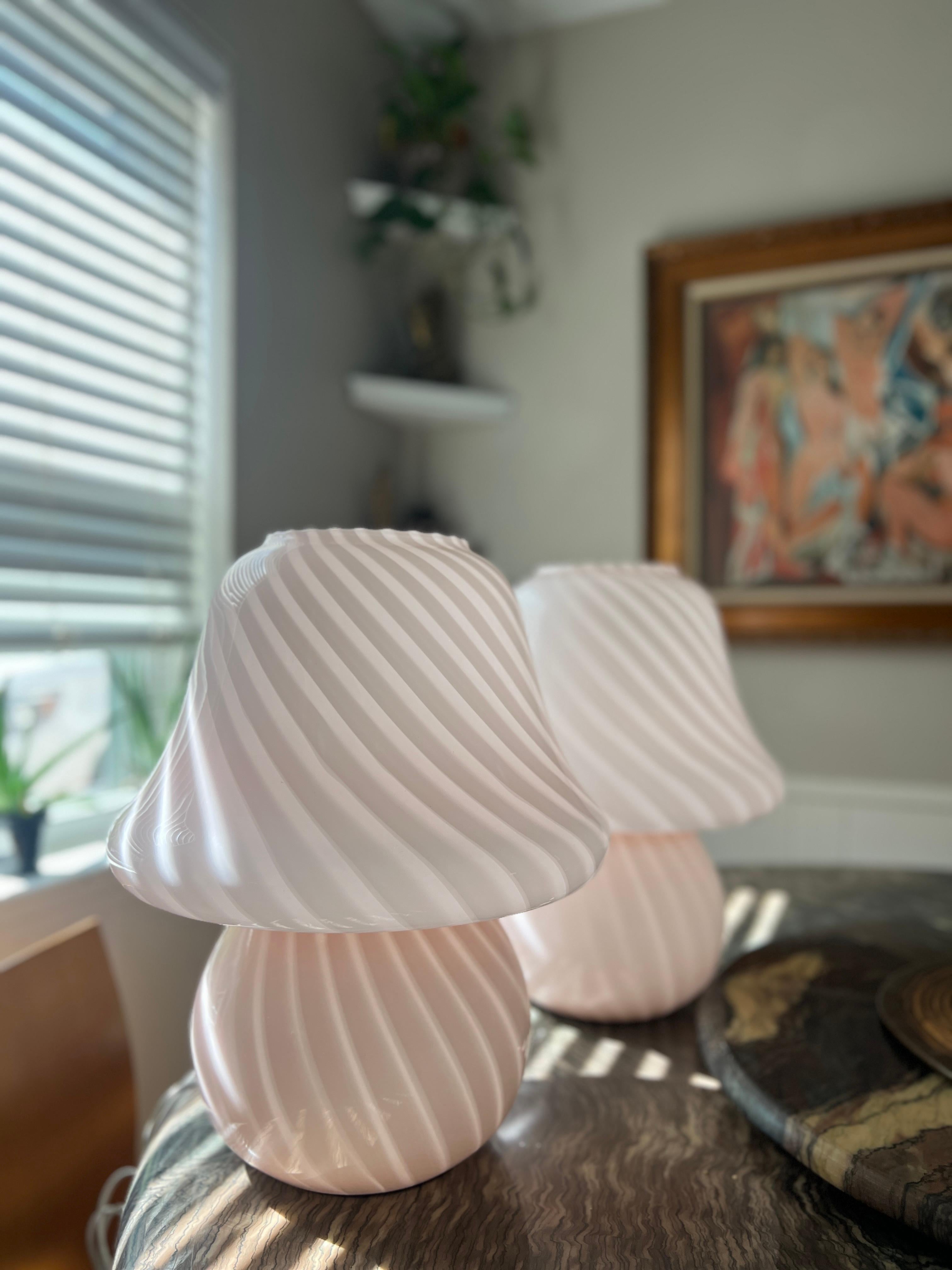 Blown Glass *ONLY 1 AVAILABLE* Vintage 1970s Vetri Italian Murano glass pink mushroom lamp For Sale