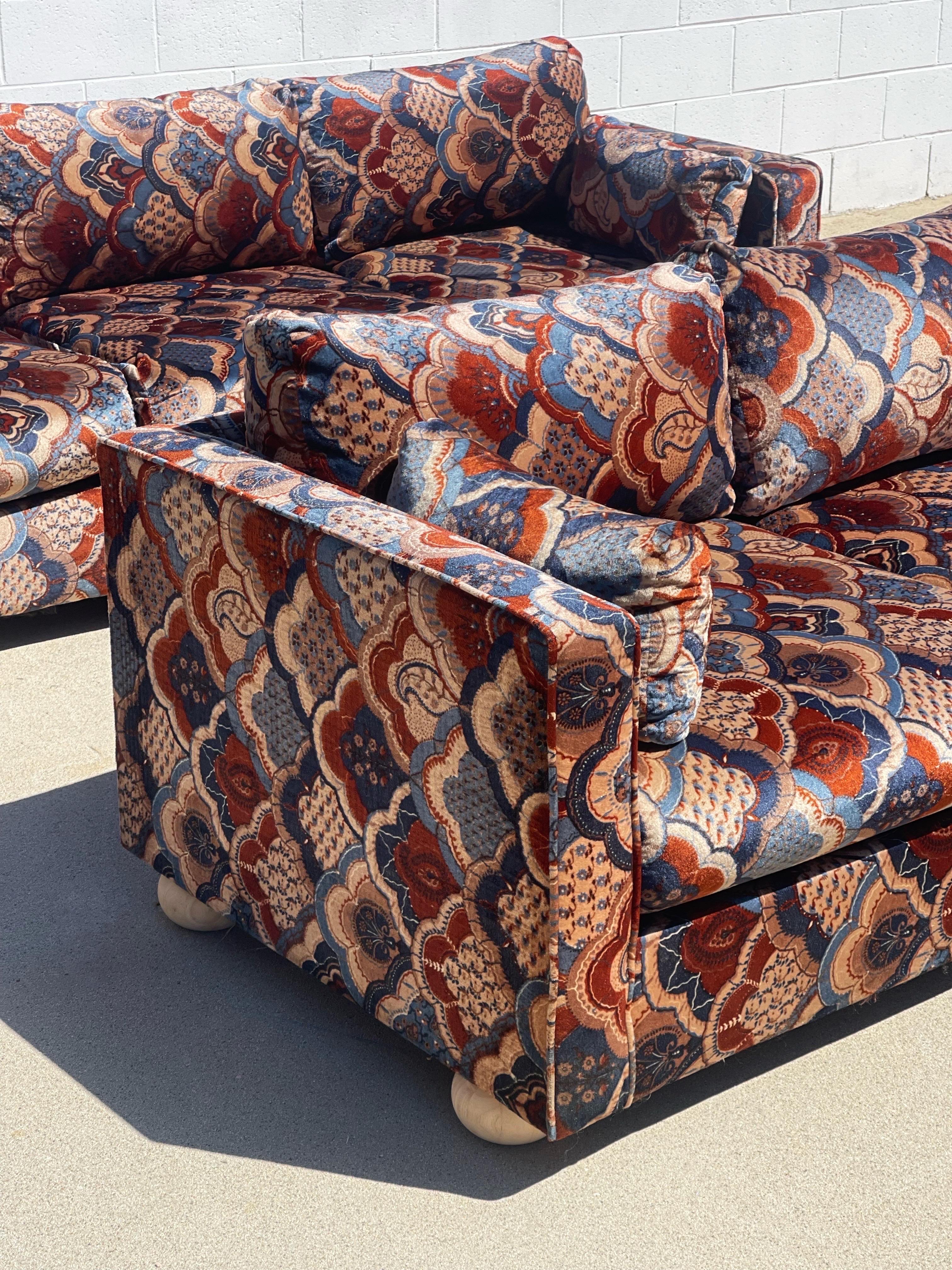 Vintage 1970s Paisley Love Seat Sofa In Good Condition For Sale In Los Angeles, CA