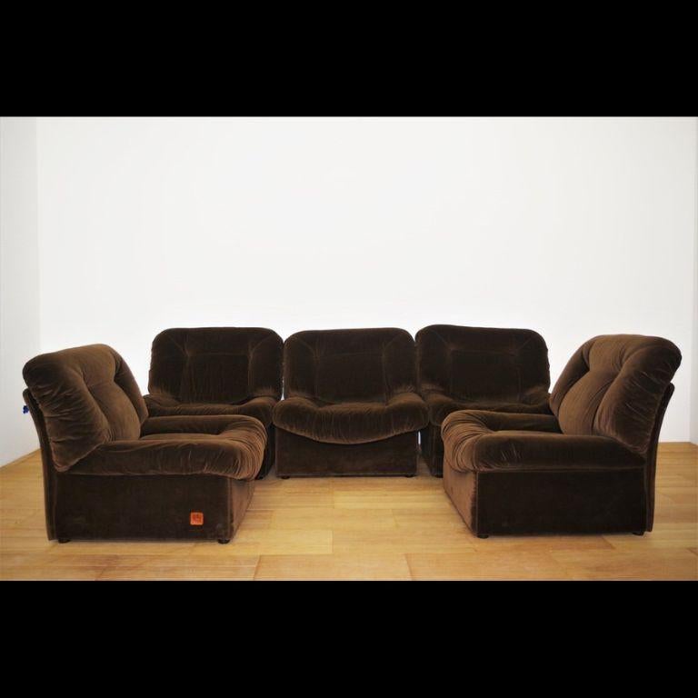 **Panarea Modulare Sessel aus den 1970er Jahren - 5er-Set von Lev Lev in Chenille** 

Peppen Sie Ihr Interieur mit diesem exquisiten Set aus fünf modularen Vintage-Sesseln aus den 1970er Jahren von Lev Lev auf. Diese kultigen Sessel sind mit üppigem