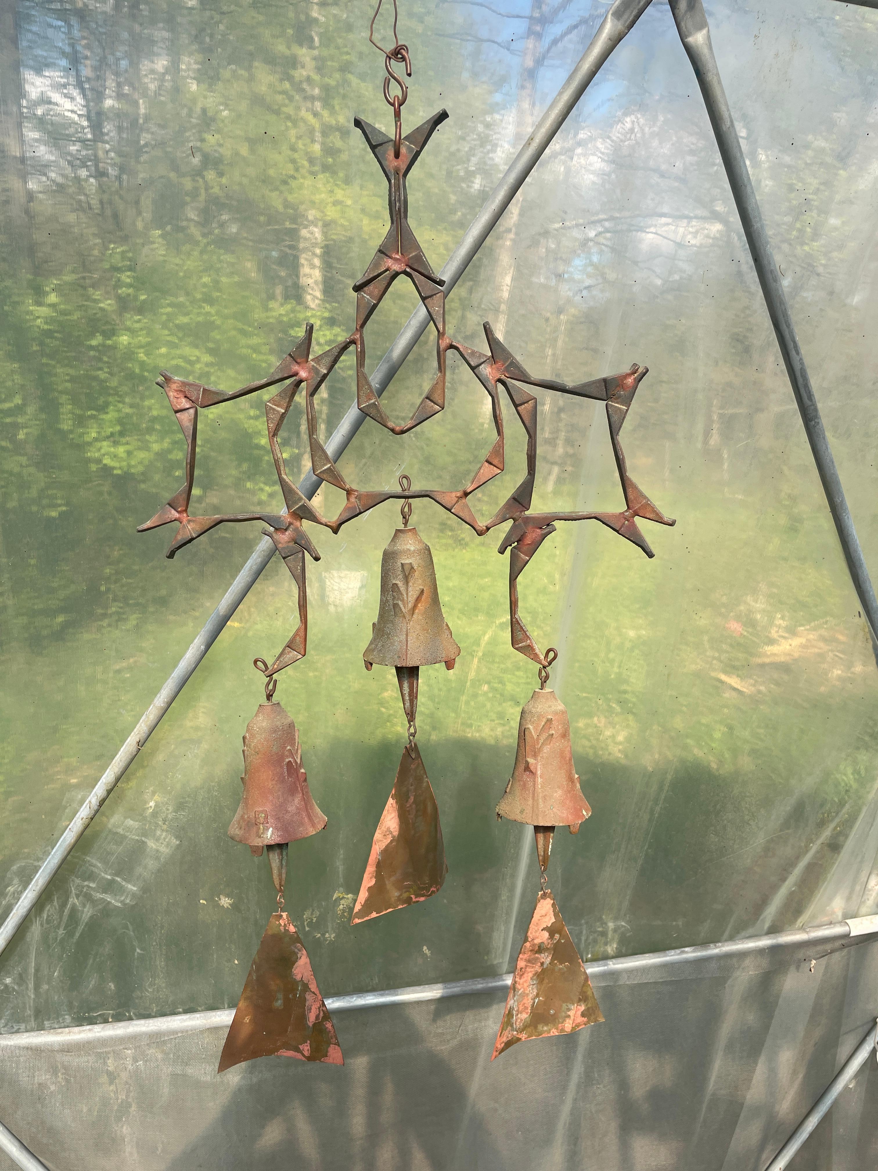 Merveilleuse et rare variation d'un grand carillon éolien de Paolo Soleri, avec une portée de 17 pouces.  Pas de rupture, pas de soudure lâche, chaque cloche est signée avec le logo Paolo Soleri en relief.