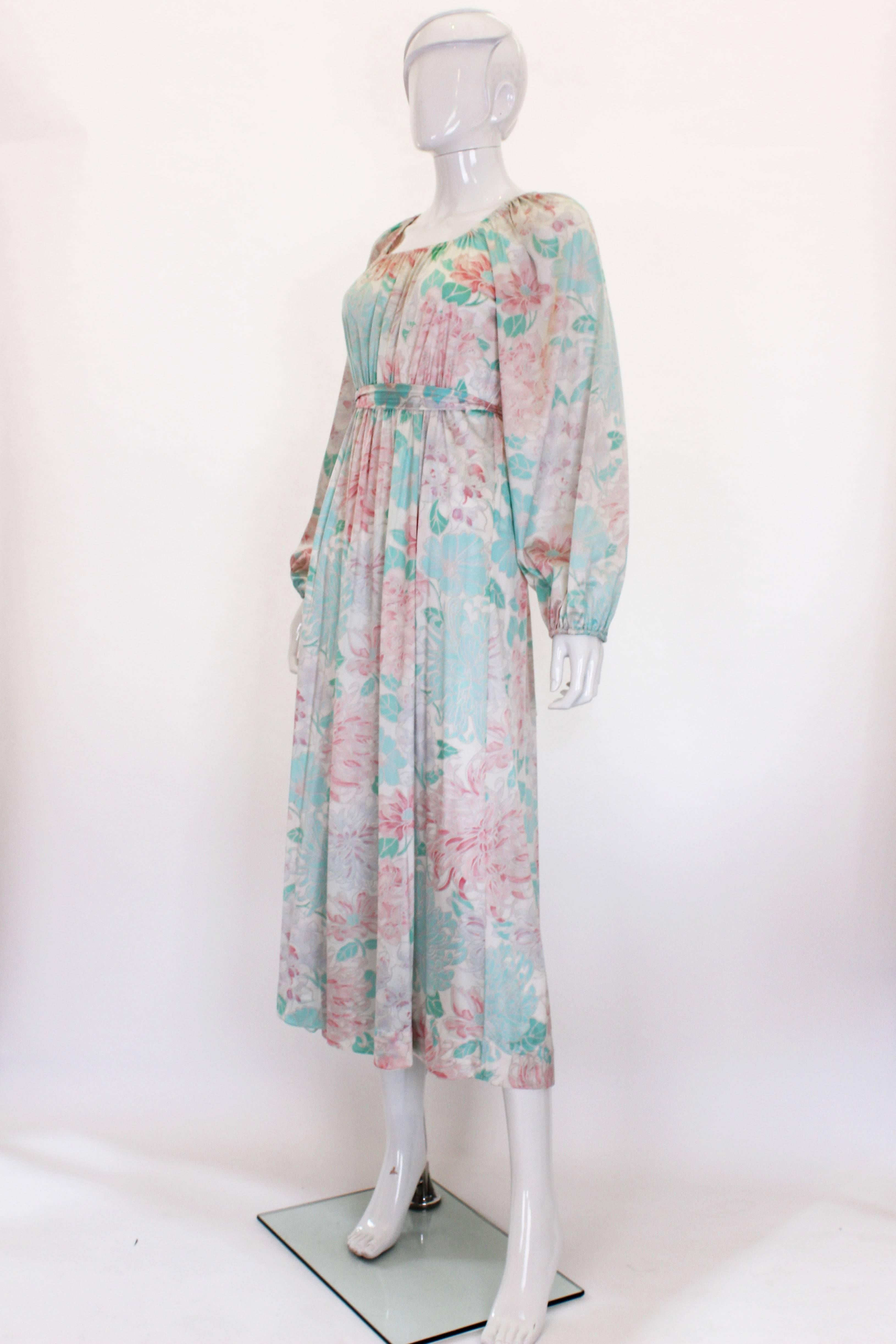 Pastellfarbenes Jersey-Kleid mit Blumendruck, 1970er Jahre (Grau) im Angebot