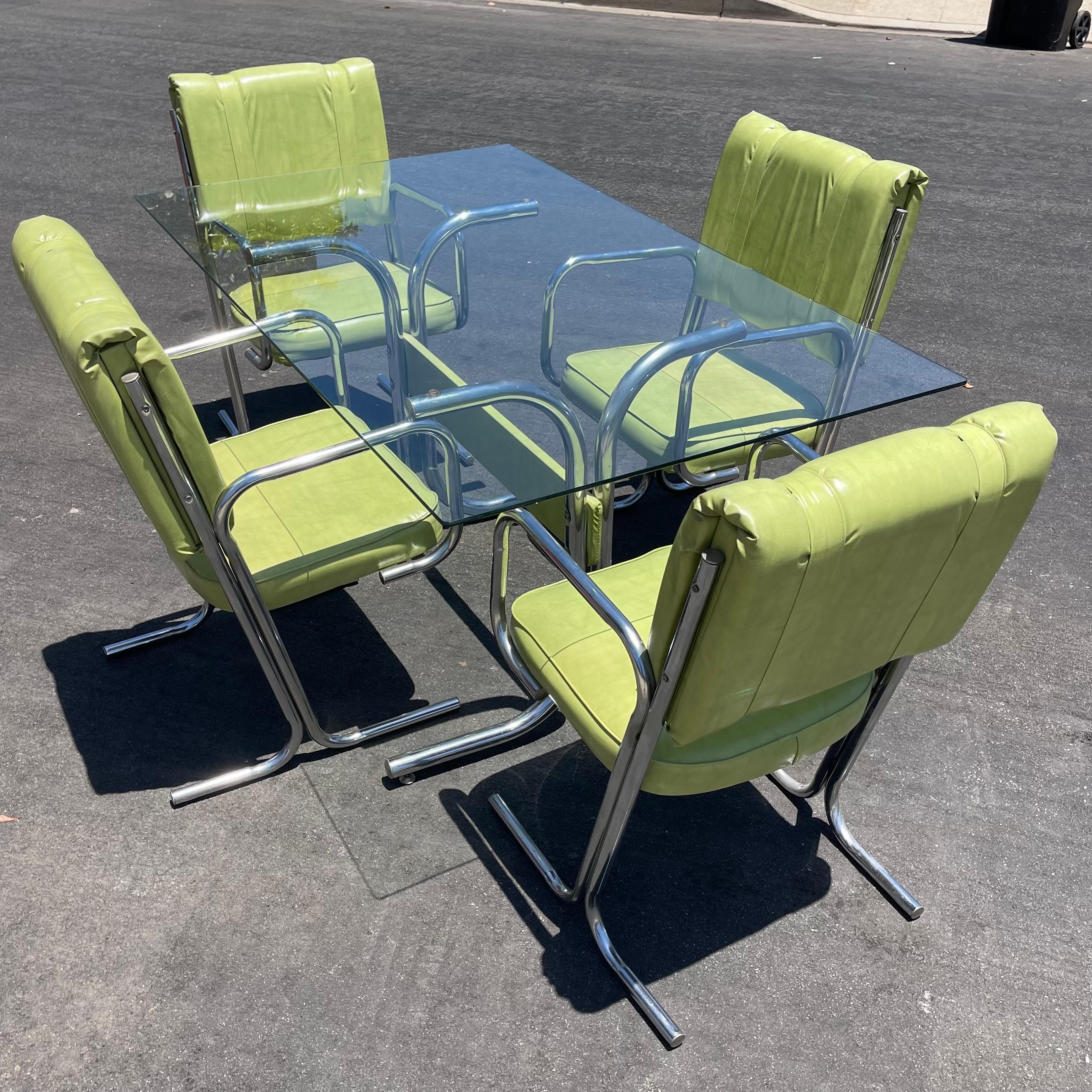 Stunning original vintage dining set with pastel lime vinyl, easy to wipe down and keep clean. Super comfy! 