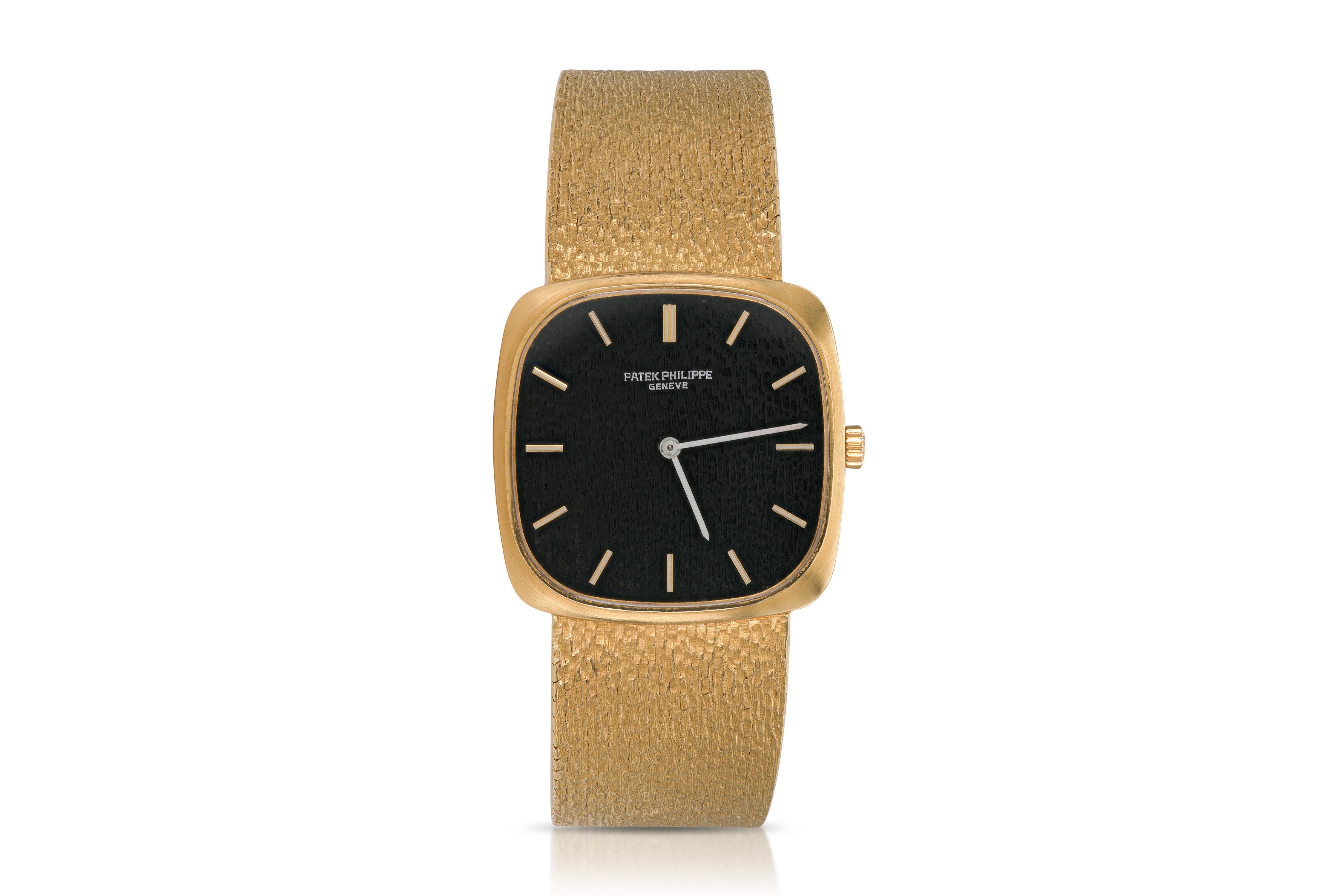 Finement réalisée en or jaune 18 carats avec un cadran en cuir.
Signé par Patek Pgilippe
Circa 1970
Face de 28 mm
Taille 7 3/4 pouces