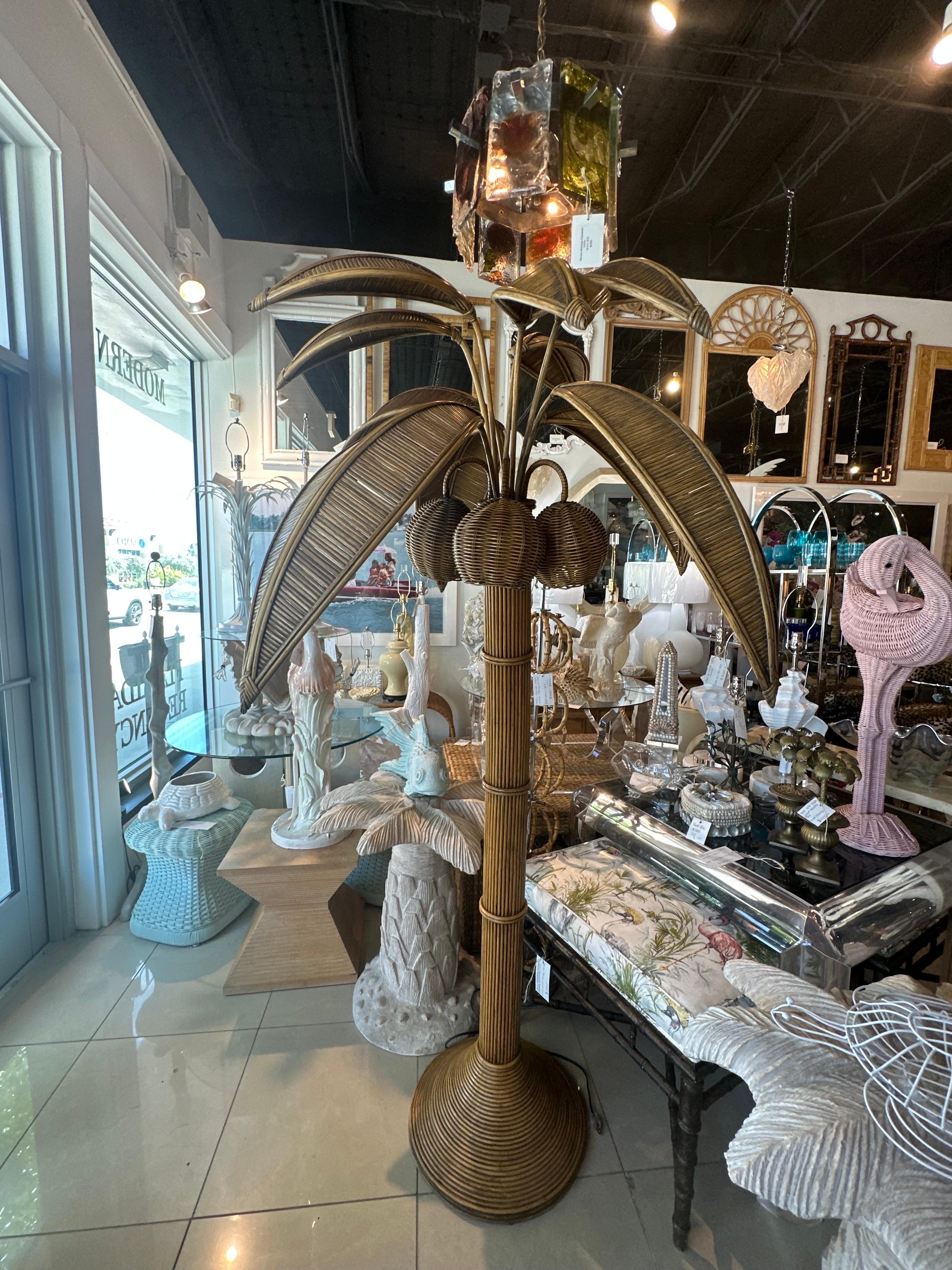 Lámpara de pie de bambú con palmeras de mimbre y ratán de los años 70 Vintage Cocos en Bueno estado para la venta en West Palm Beach, FL