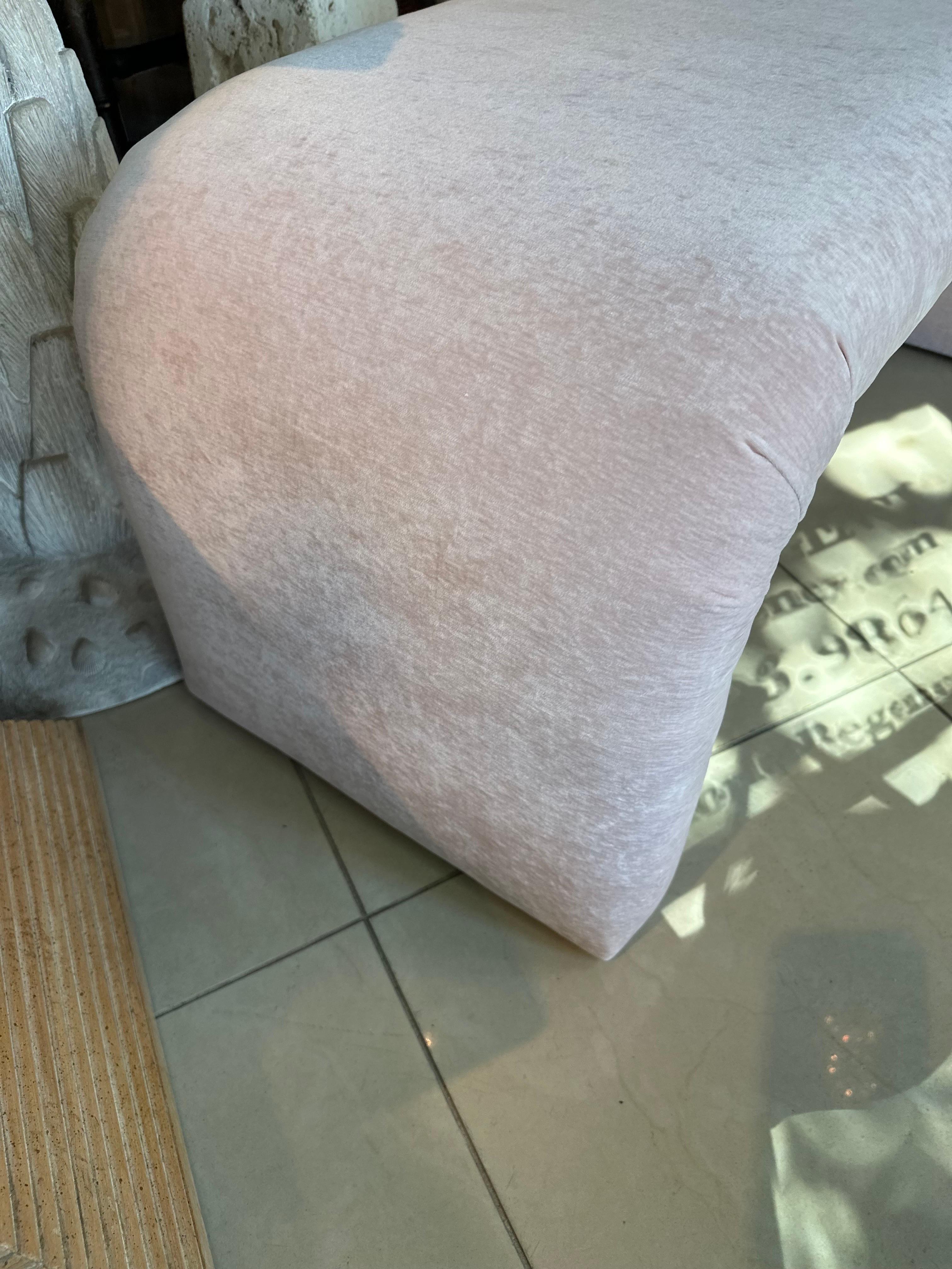 Banco cascada rosa vintage de los años 70 para el final de la cama recién tapizado en venta 3