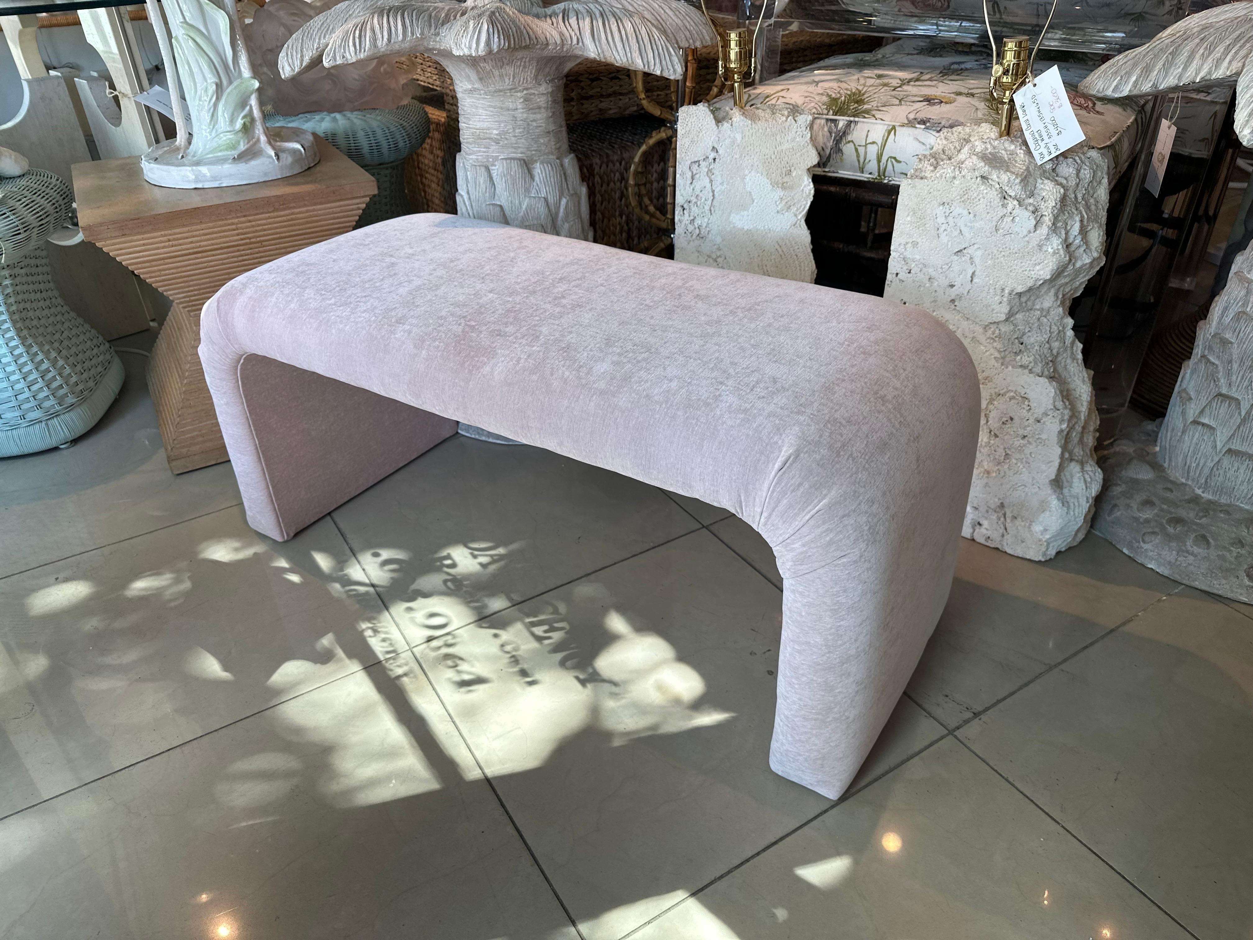 Banco cascada rosa vintage de los años 70 para el final de la cama recién tapizado en venta 4