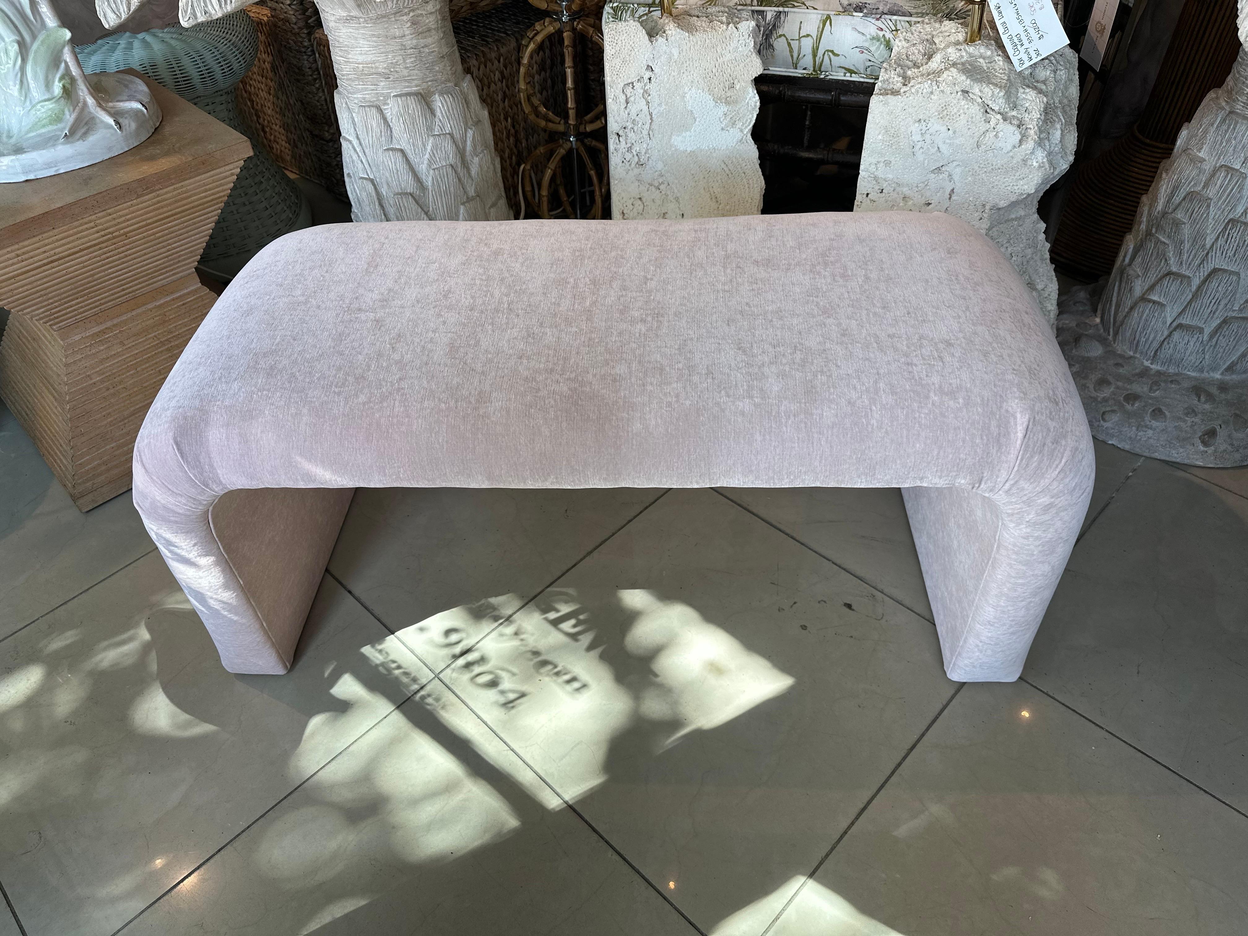 Banco cascada vintage de los años 70. Está recién tapizado en un suave terciopelo rosa. Dimensiones: 40 L x 16,5 P x 17,5 A. 