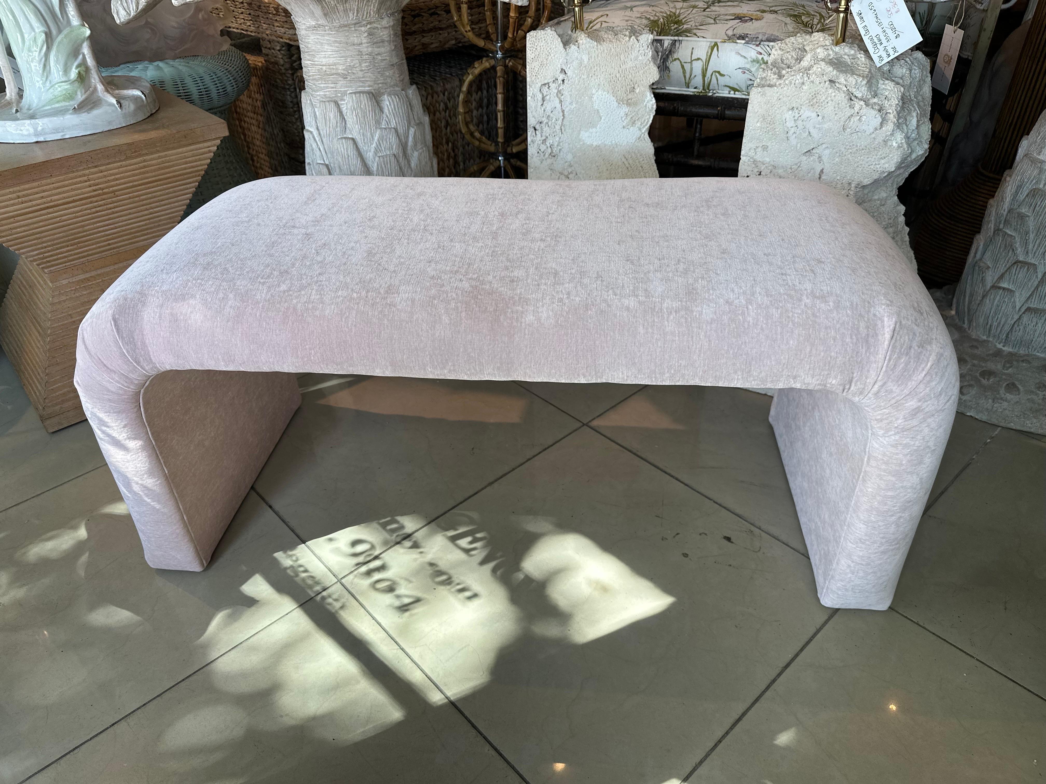 Banco cascada rosa vintage de los años 70 para el final de la cama recién tapizado Regencia de Hollywood en venta