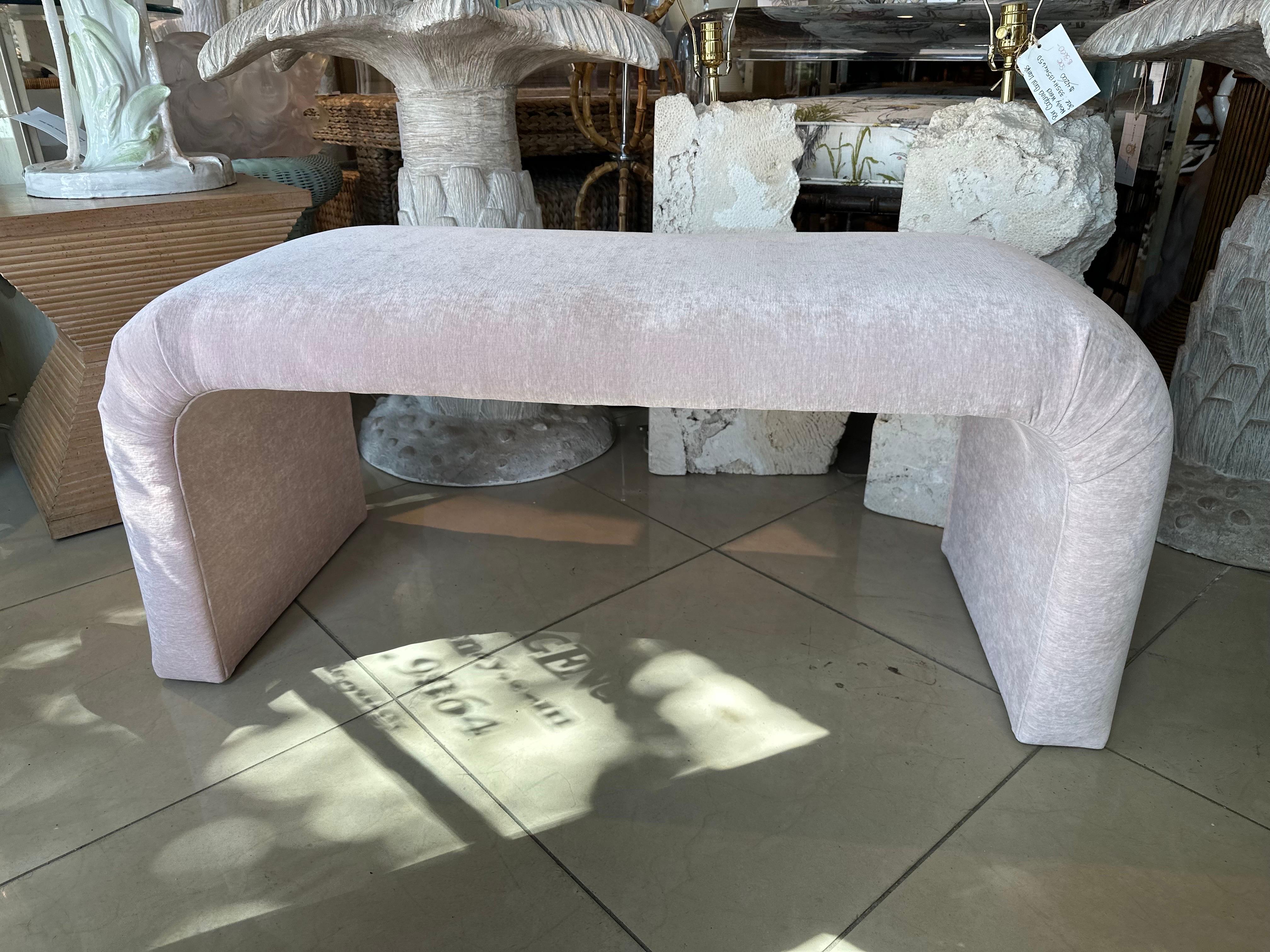 Banco cascada rosa vintage de los años 70 para el final de la cama recién tapizado Estadounidense en venta
