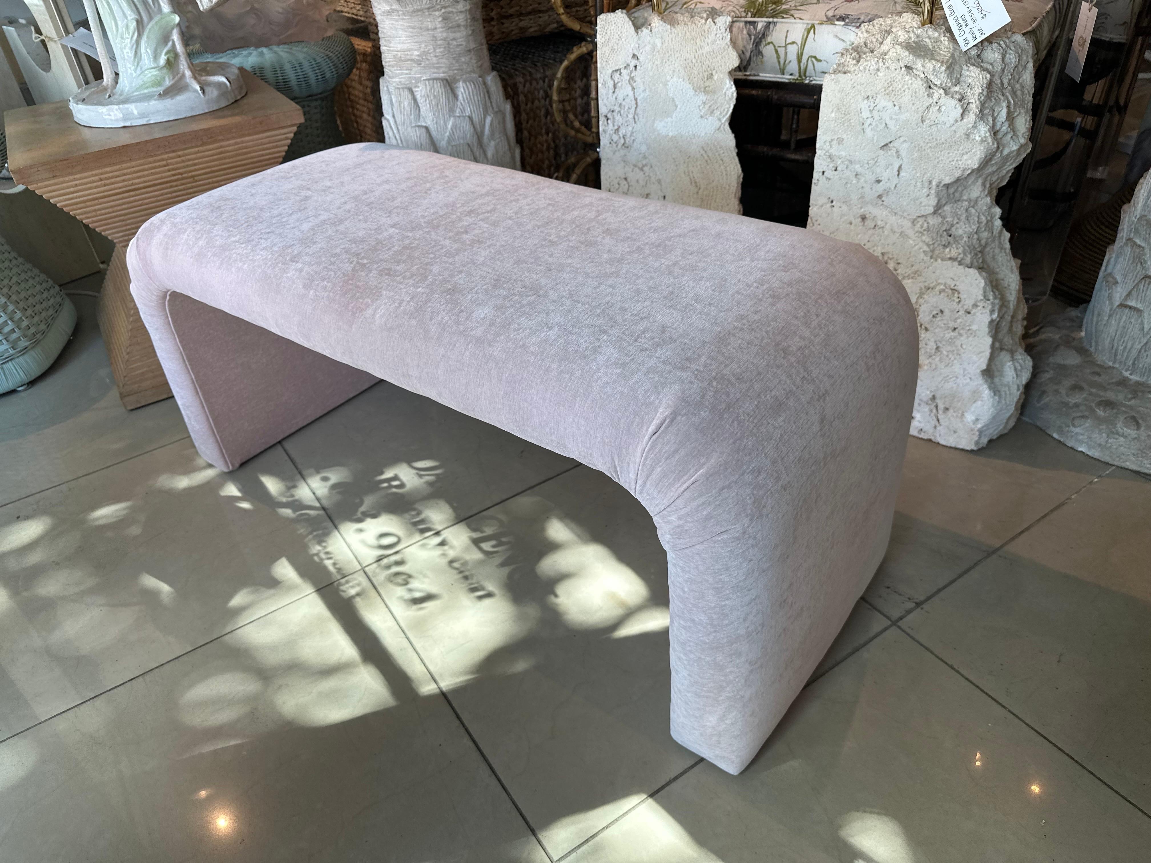 Banco cascada rosa vintage de los años 70 para el final de la cama recién tapizado finales del siglo XX en venta