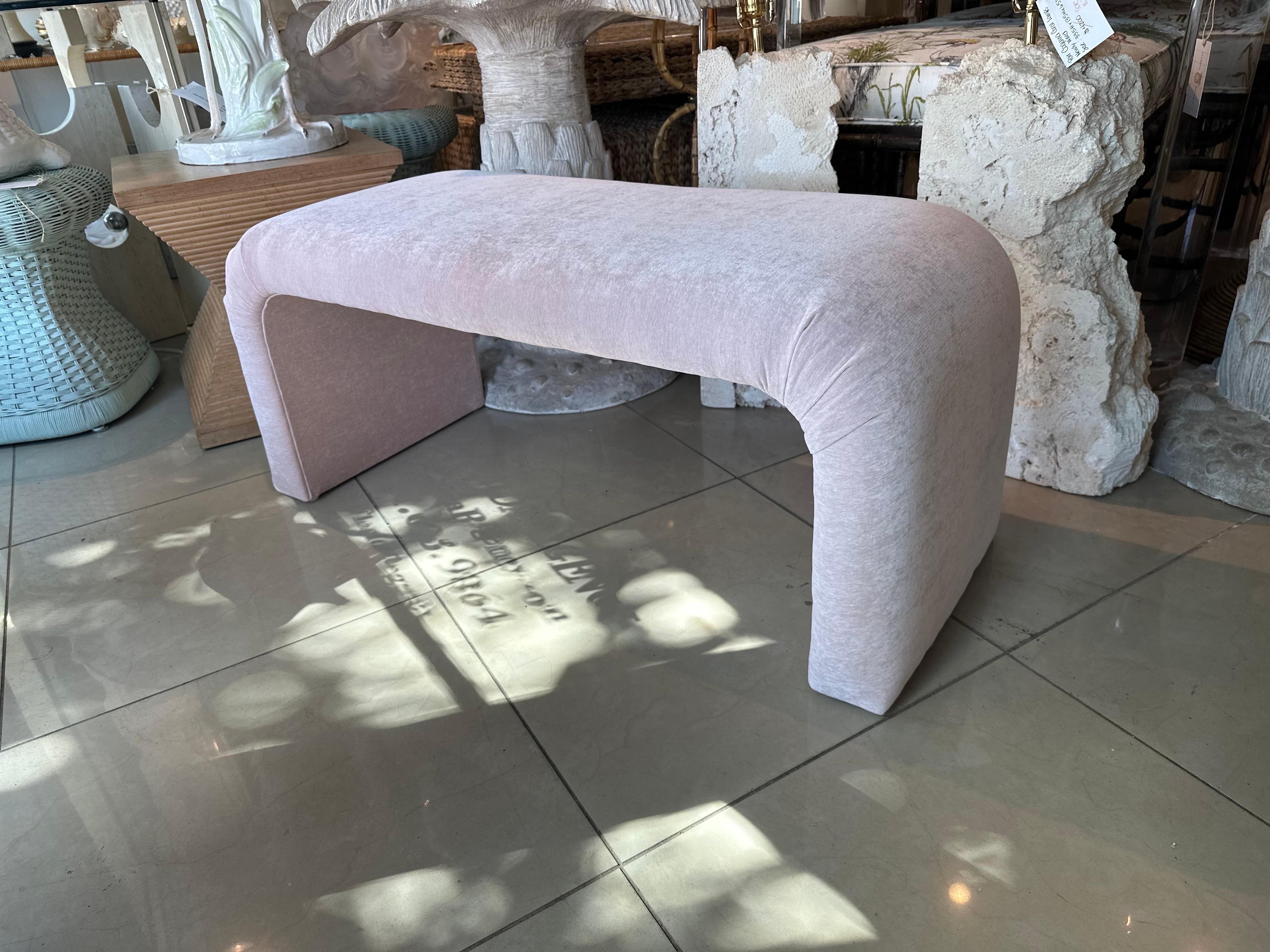 Banco cascada rosa vintage de los años 70 para el final de la cama recién tapizado Terciopelo en venta
